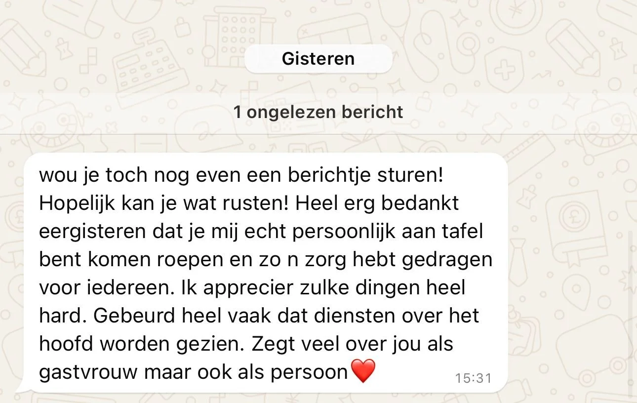 Een screenshot van een ontvangen bericht op een mobiele chat, met een wit berichtvenster en een rode hart emoji aan het einde.