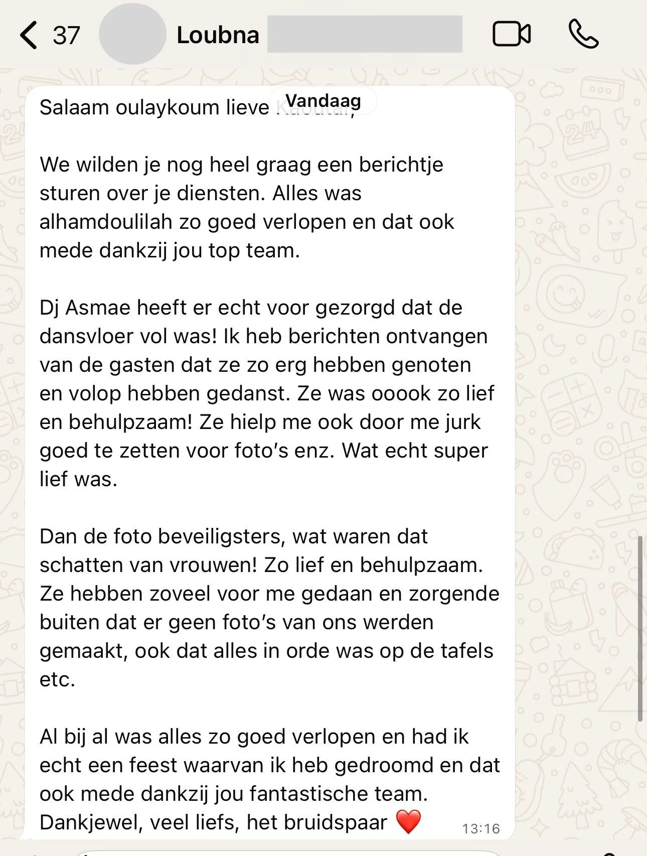 Een screenshot van een WhatsApp-chatbericht in het Nederlands, waarin iemand haar dank uitspreekt voor het goede werk en de hulp die haar team heeft geleverd tijdens een viering of evenement.