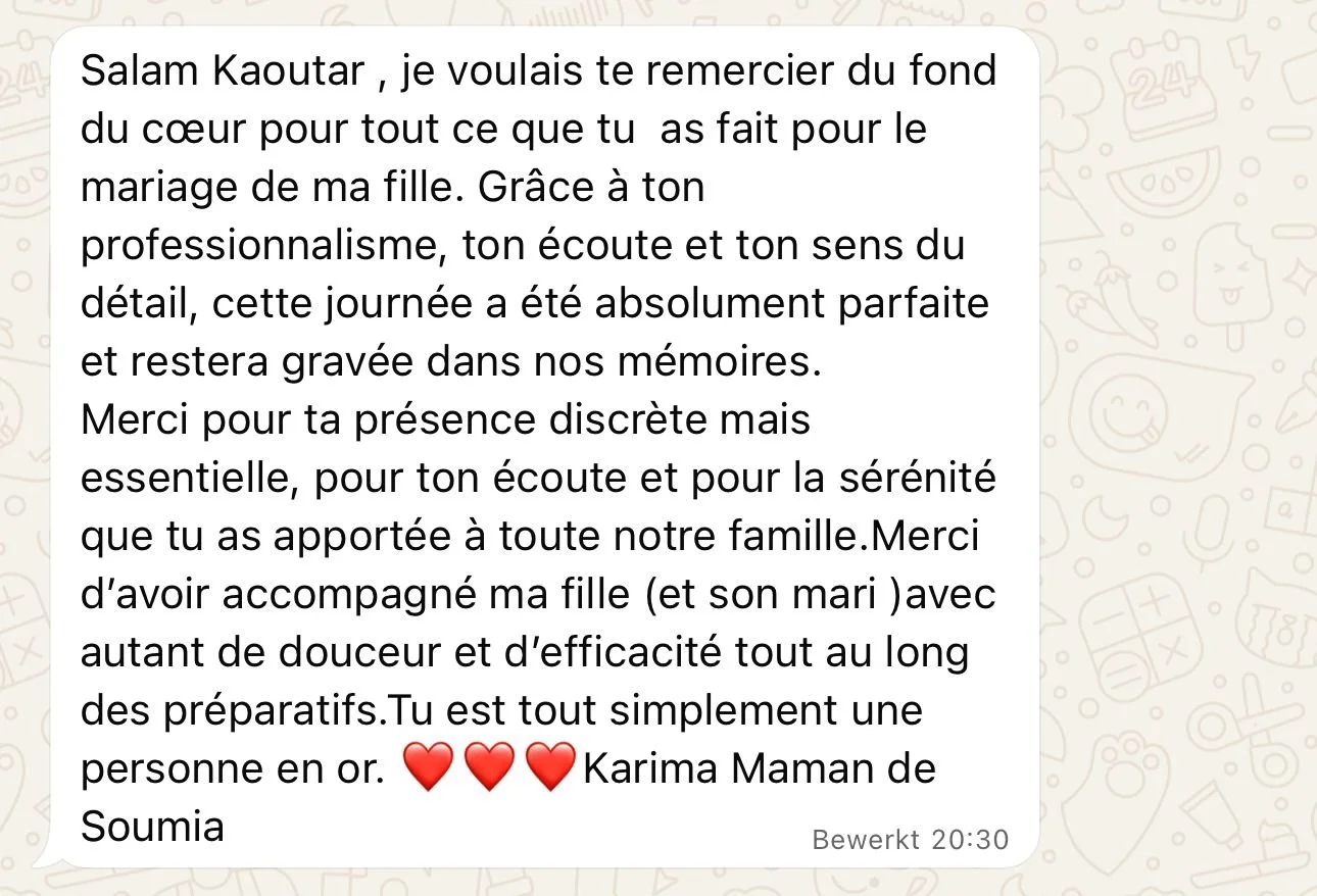 Een WhatsApp-bericht in het Frans met een bedankwoord voor Kaoutar, waarin wordt uitgelegd hoeveel waardering en dankbaarheid wordt uitgesproken voor haar professionaliteit en steun tijdens de bruiloft van de dochter, ondertekend door Karima Maman de