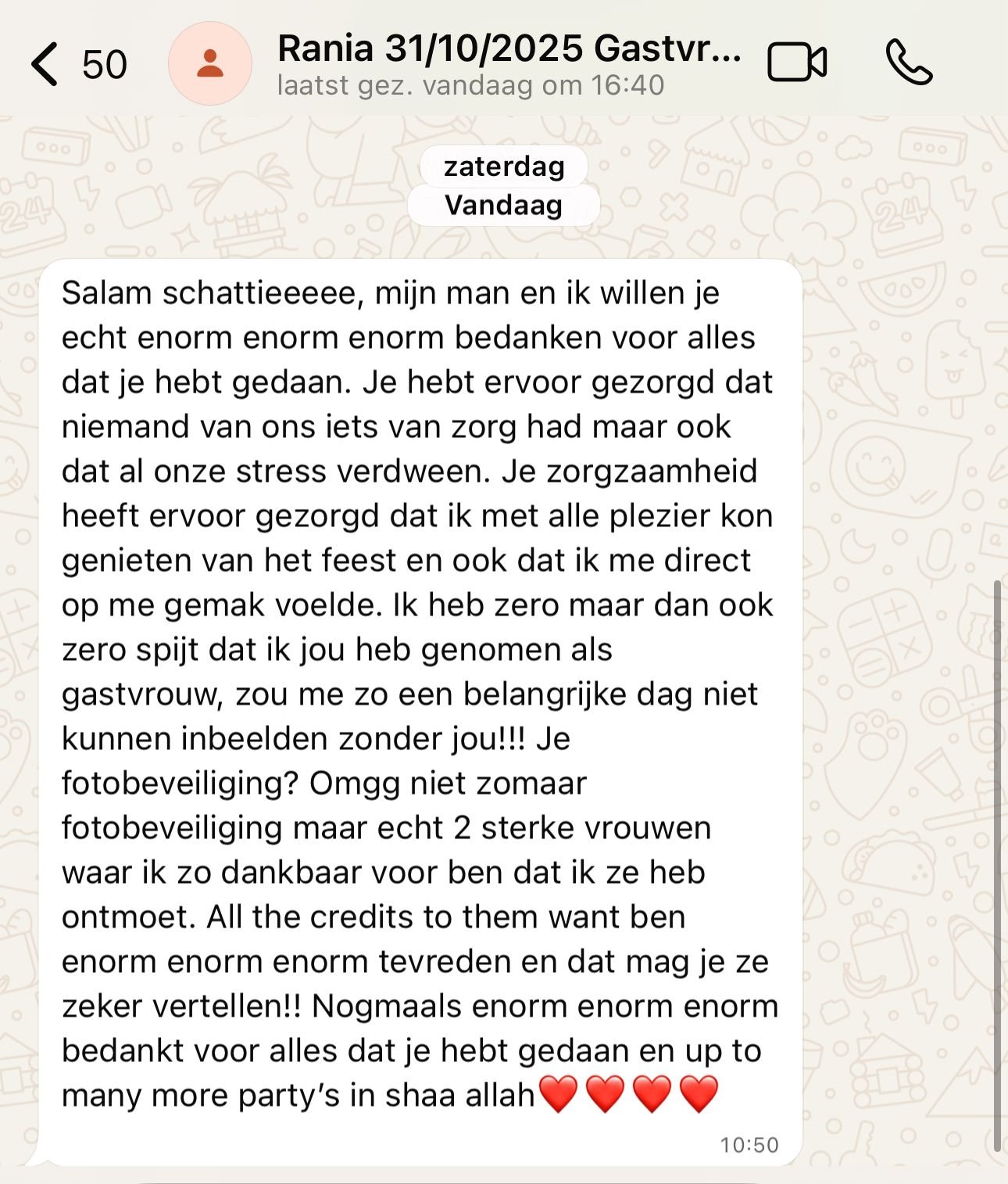 Screenshots van een WhatsApp-gesprek waarin een vrouw haar waardering uitspreekt voor haar gastvrouw, met emoticons van hartjes.