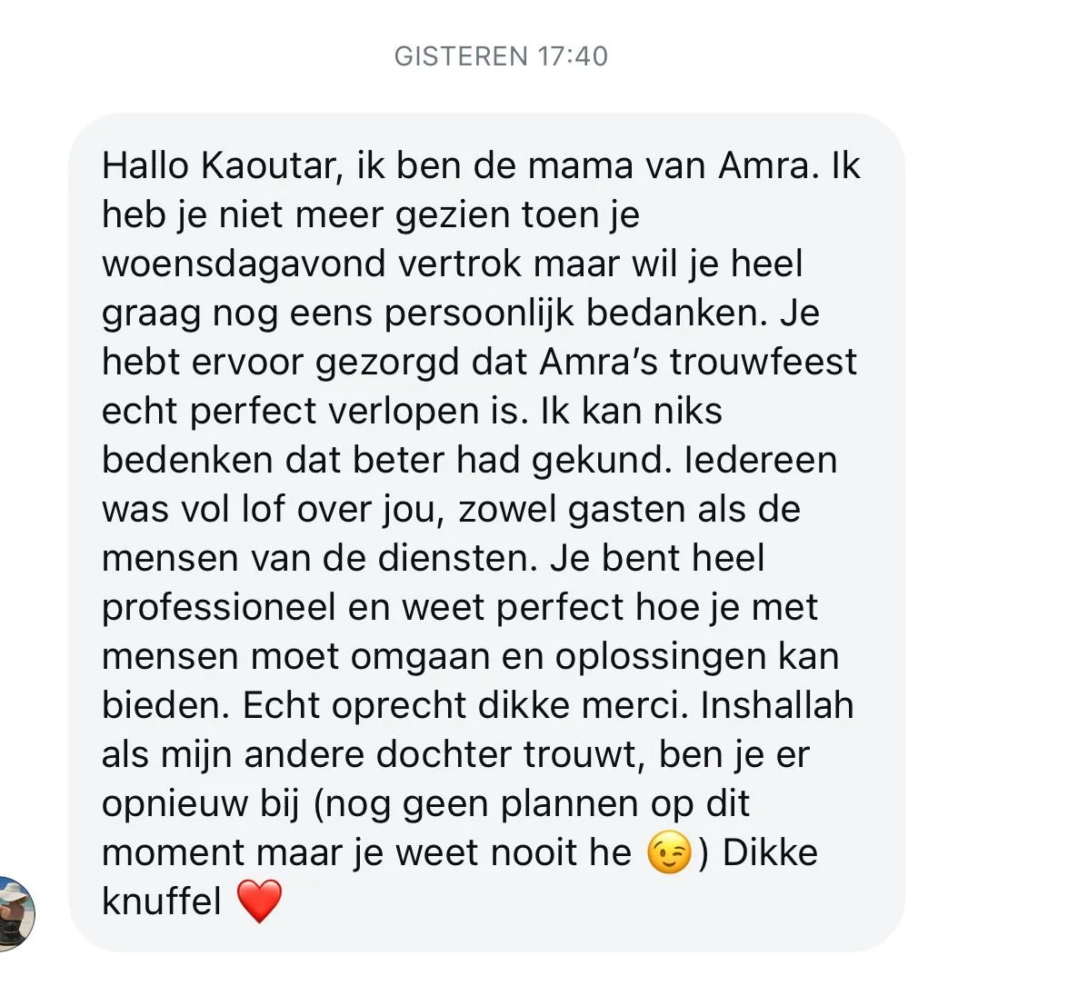 Nieuwsbericht of bericht van iemand die spreekt over een combinatie van gebeurtenissen en gevoelens rondom een bruiloft, met dankwoorden en persoonlijke emoties.