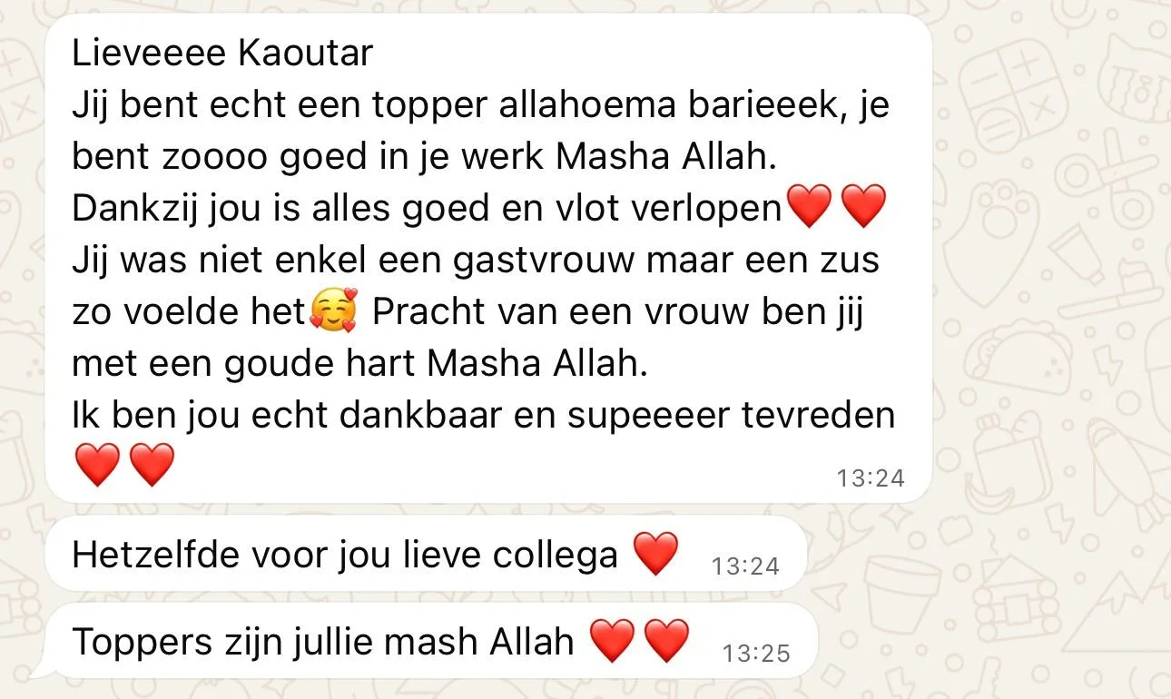 Screenshot van een WhatsApp-gesprek met een bedankbericht en complimenten, inclusief hart- en kussensloopemoji's.