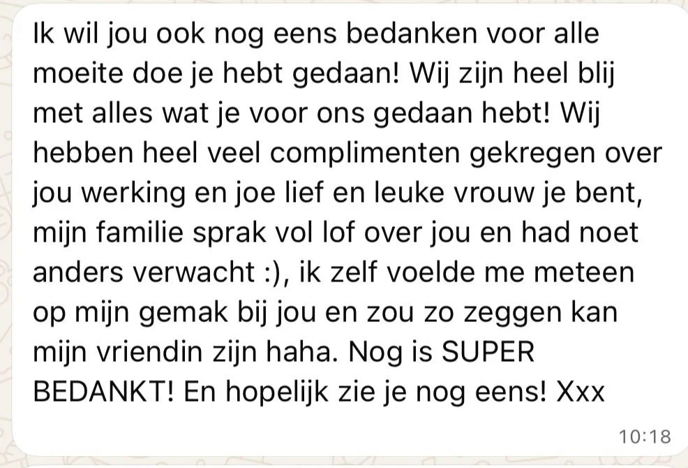 Een telefoontje met een bedankbericht in het Nederlands dat iemand bedankt voor haar hulp, lof uitspreekt over haar en haar vriend, en haar uitnodigt om nog eens te zien.