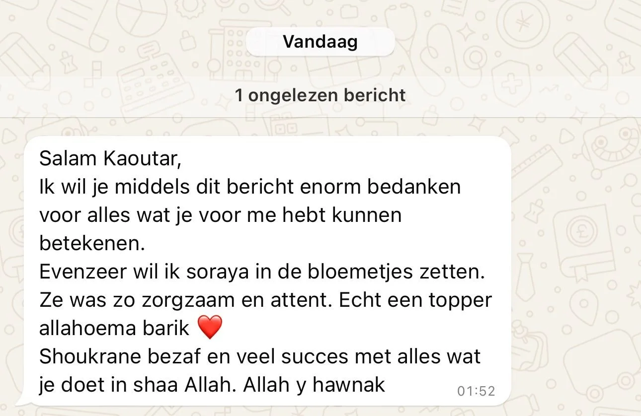 Een screenshot van een WhatsApp-bericht geschreven in het Nederlands, waarin dank wordt uitgesproken voor een zorgzame en attente persoon, inclusief de vermelding van het zetten van soraya in bloemetjes en het gebruik van een hartemoji.