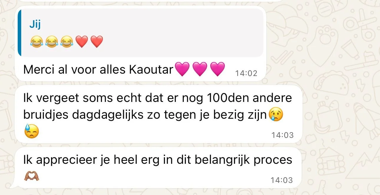 Screenshot van een WhatsApp gesprek met berichten in het Nederlands, inclusief emojis zoals lachende gezichten, harten, een huilend en bezweet gezicht, en een handgebaar.