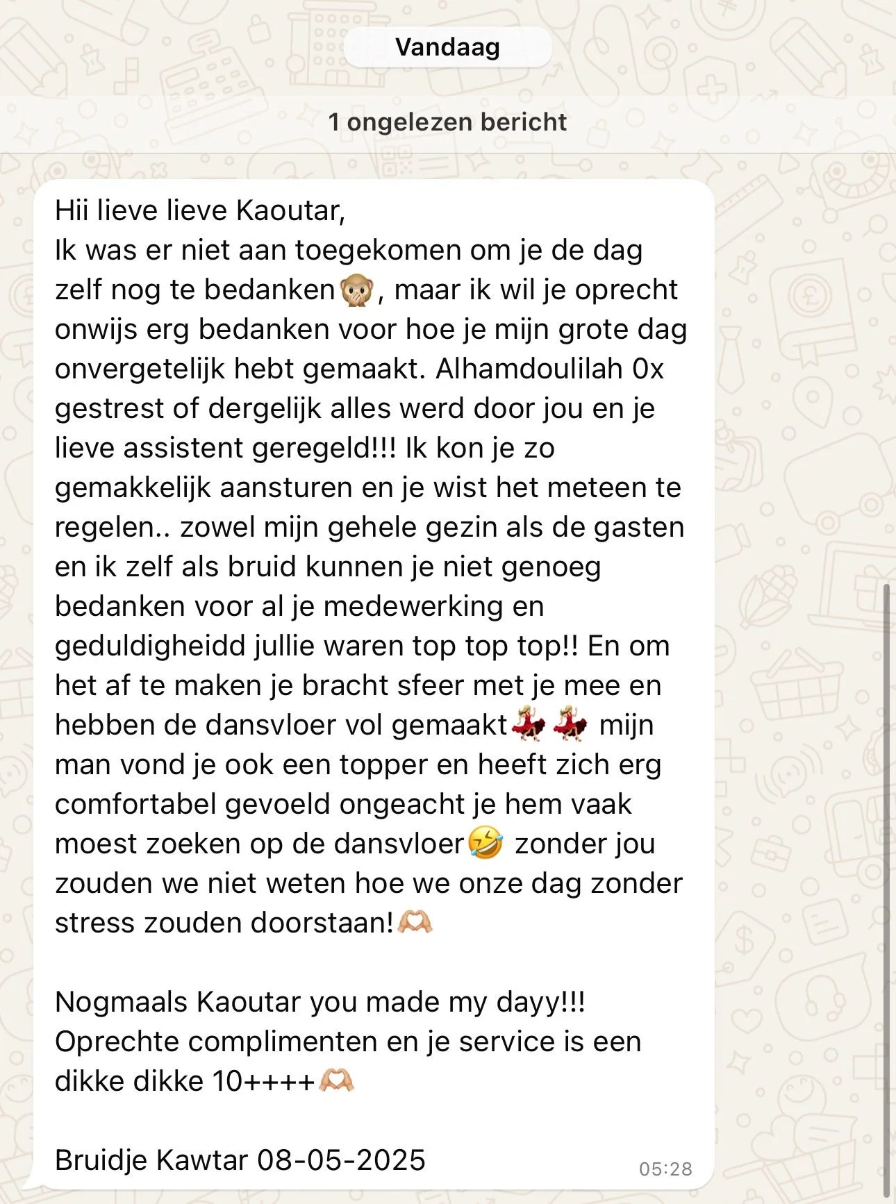 Een screenshot van een bericht van een bruid genaamd Kawtar, gedateerd 8 mei 2025, waarin ze haar dank uitspreekt aan haar assistent en haar man voor hun hulp en ondersteuning, met enkele emojis zoals een aap, dansende mensen, lachen en een hart.