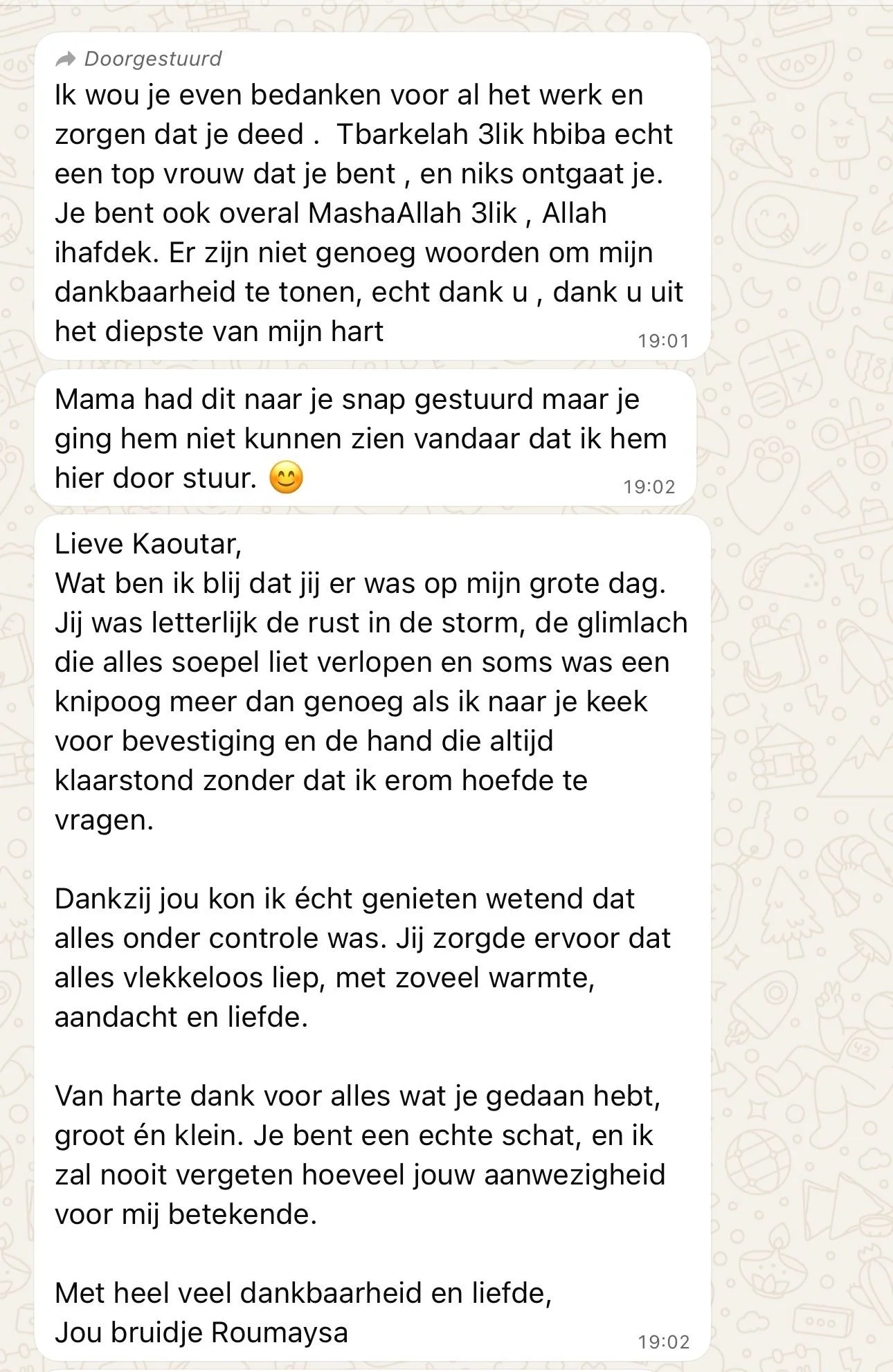 Een chatbericht met een dankwoord en liefdesuitingen van Jou bride Roumaysa aan Kaoutar.