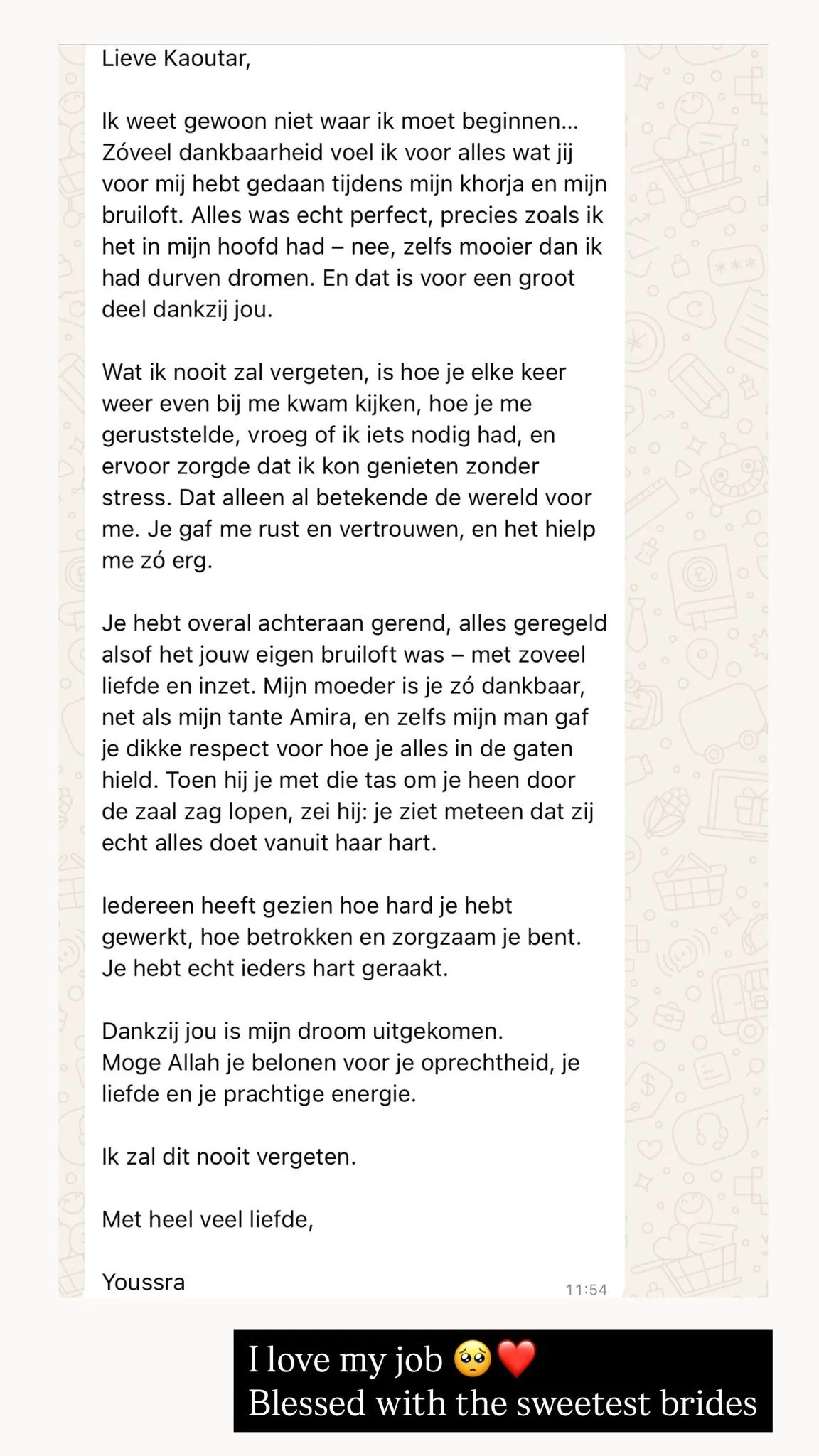 Een liefdesbrief in het Nederlands aan een vrouw, met een zwarte ondertitel met witte tekst onderaan die zegt: 'I love my job' met een emoticon van een verdrietig gezicht, een hart en de tekst 'Blessed with the sweetest brides'.