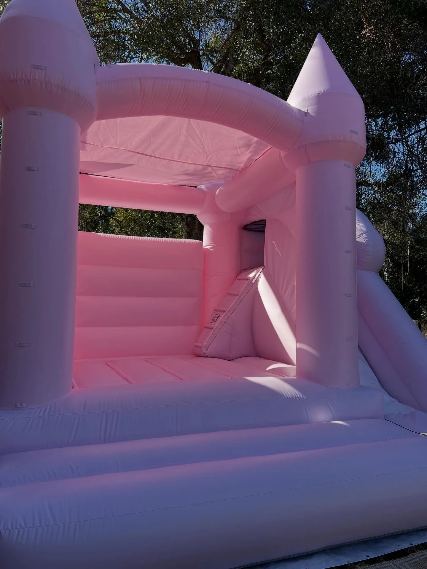 Talk to me about soft pink castles in the Florida sun ☀️🌸

About parties that feel curated.
About photos that don&rsquo;t need a filter.
About not having to do it all yourself.

This is what stress-free can look like.

And you deserve to be in the p