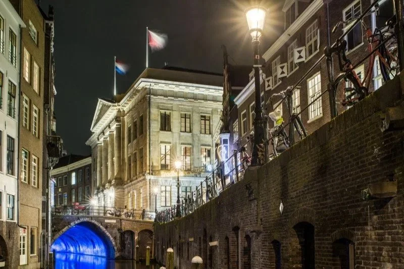 UTRECHTSE COALITIE TWEE JAAR ONDERWEG: MOOIE RESULTATEN, MAAR ONZEKERHEID DOOR HAAGSE BEZUINIGINGEN