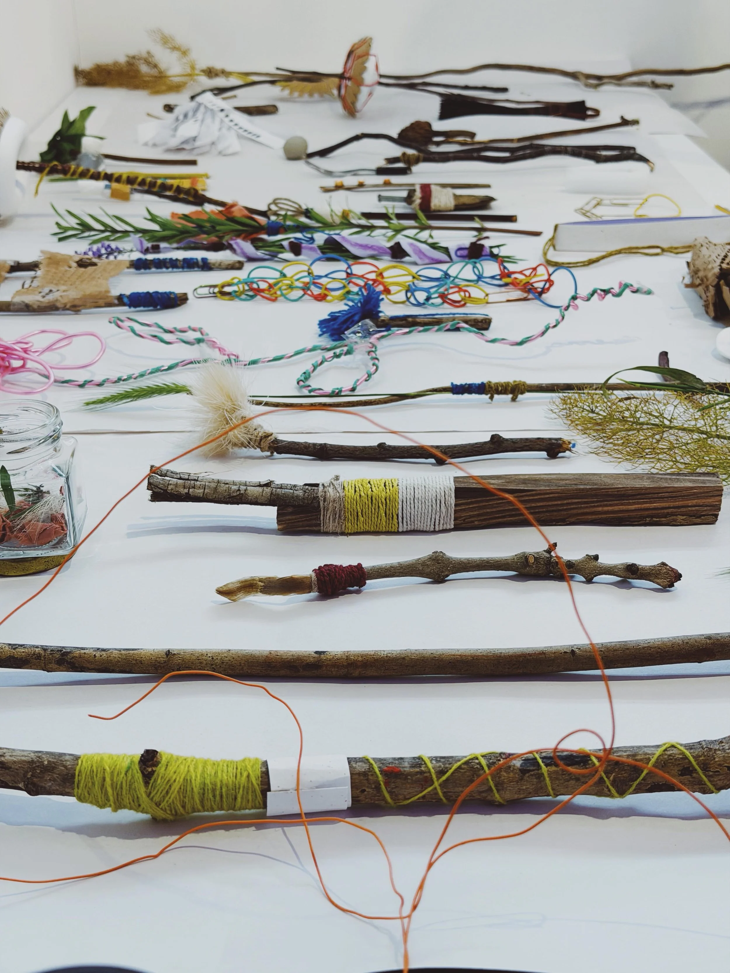 STATE OF PLAY: Art &amp; Design

Week Three: TOOL &mdash; The Art of the Tool

Week 3. We created handmade paintbrushes using found materials: twigs, stones, plants, seeds, yarn, wire, bubble wrap, and everyday objects found around us.

Why make a br