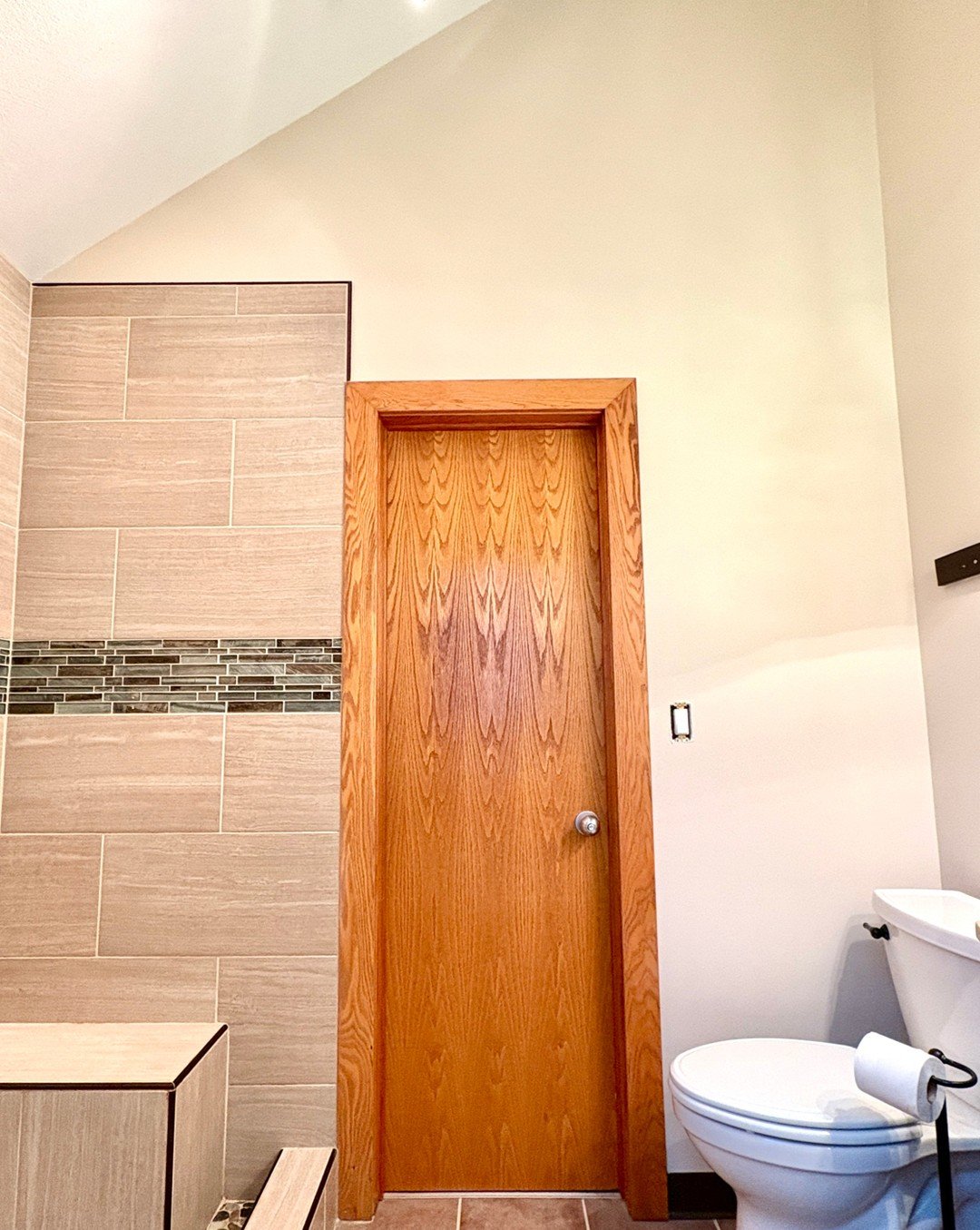 A clean, modern paint update can completely change the feel of a bathroom. This project needed a brighter, more refined finish that tied the tile, woodwork, and lighting together. The result. A fresh, polished space that feels brand new without a ful