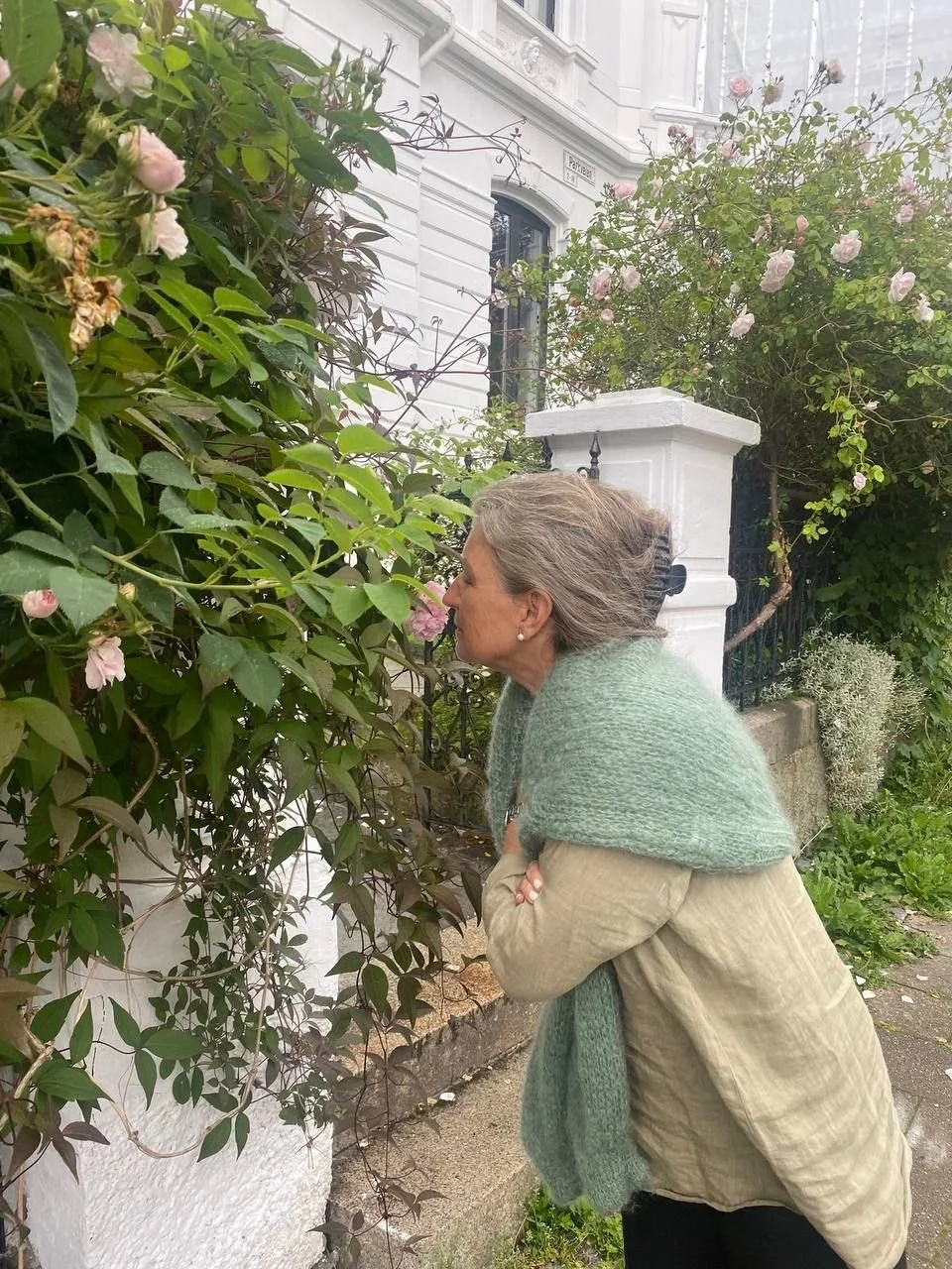 SLP using tactile cues for apraxia of speech therapy