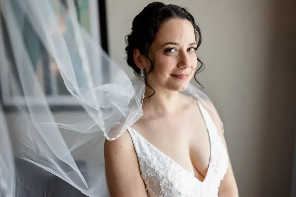 bride-portrait-with-veil-soft-light.webp