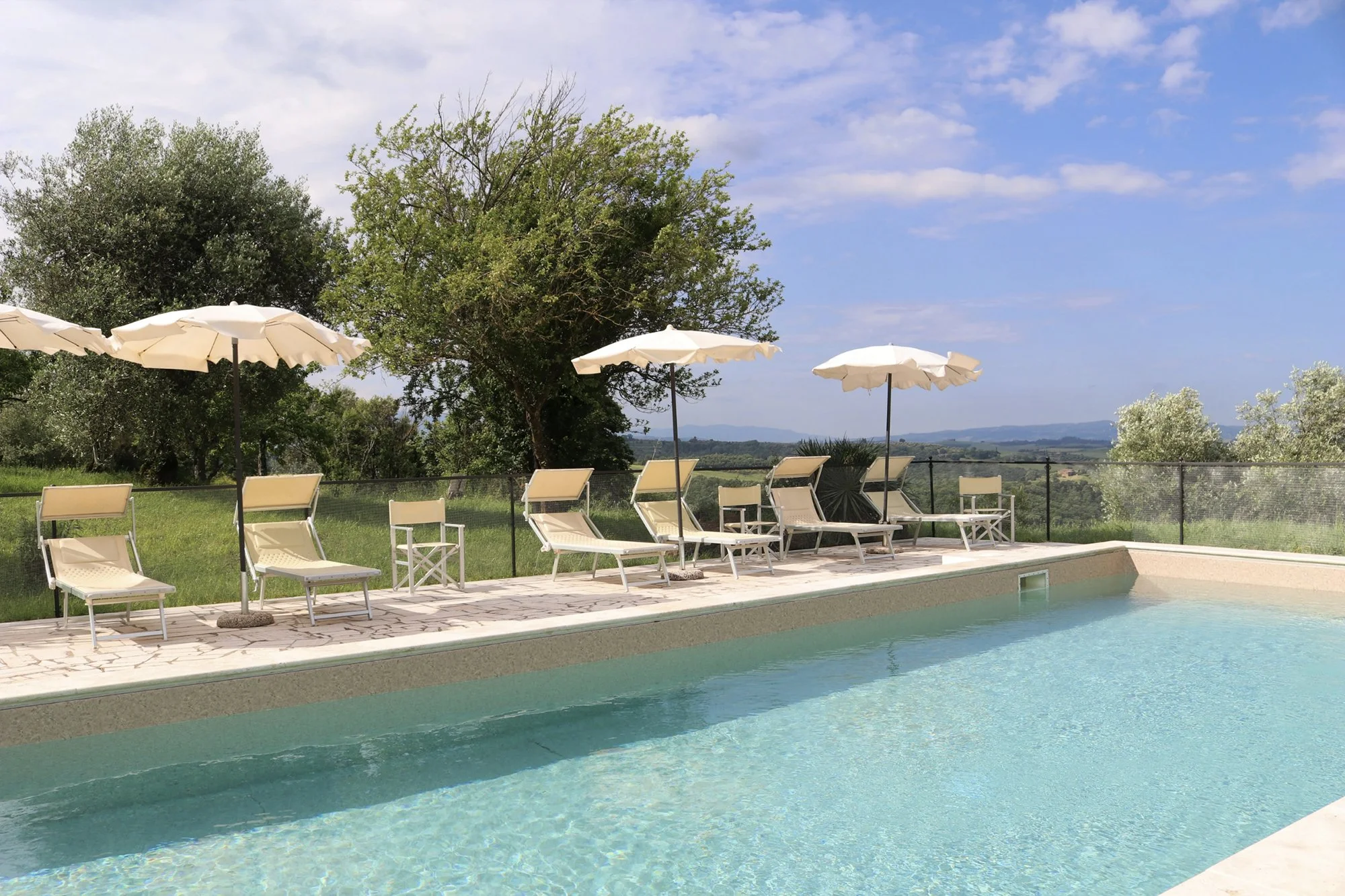 Relaxed afternoons by the pool in Tuscany