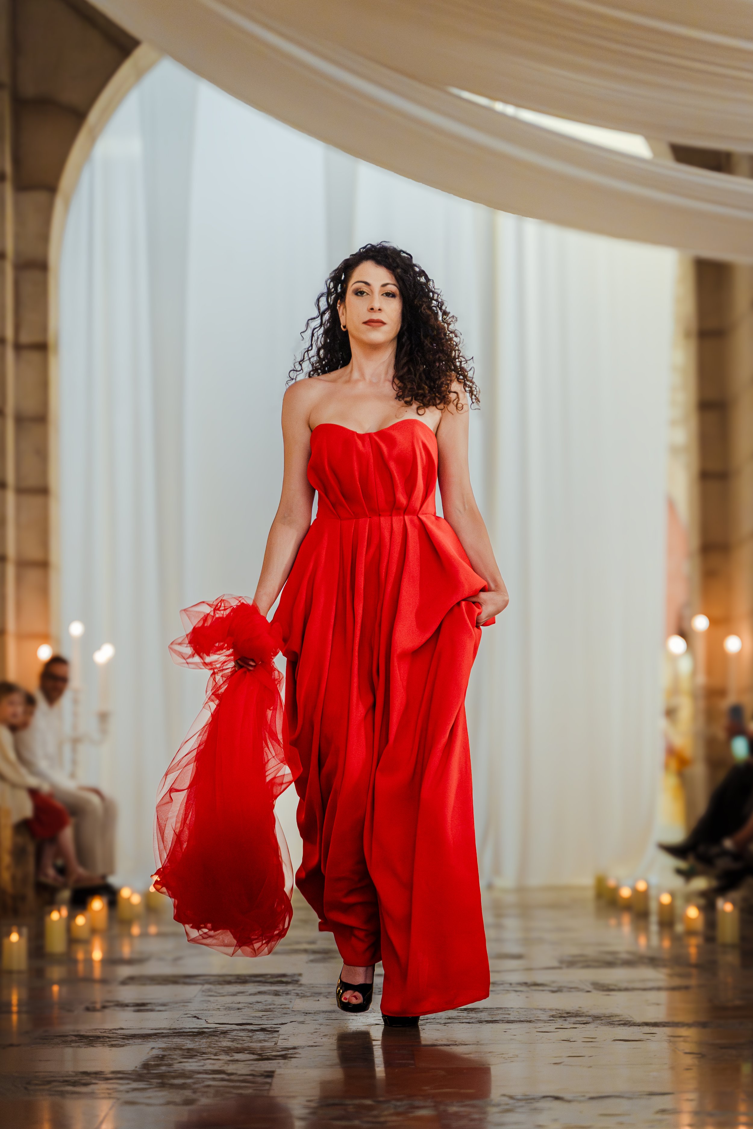 Circé - 
Crêpe georgette de soie & bustier intérieur.
Coloris personnalisable sur demande.
À partir de 2200€
