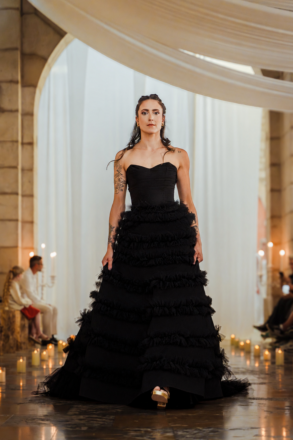 Thanatos
Tulle & soie sauvage / doublure intérieure 100 % soie.
Personnalisable sur demande.
À partir de 4 400 €
