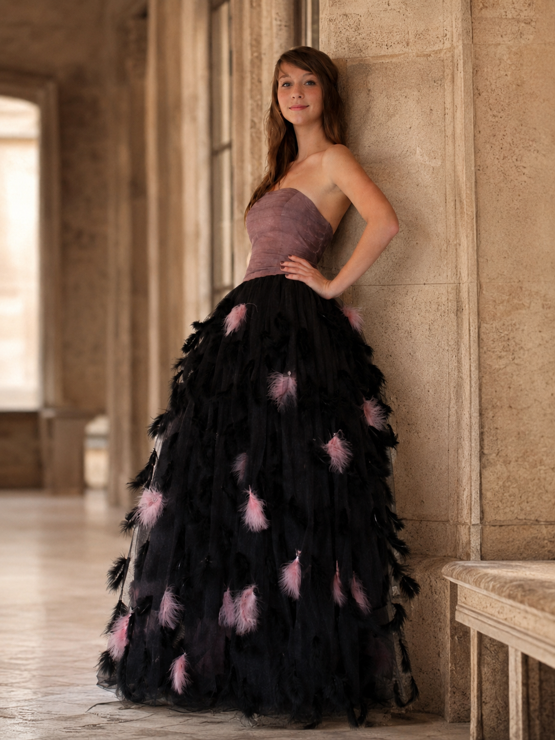 La Plume Iconique - 
Tulle & soie sauvage — doublure intérieure 100 % soie, plumes naturelles.
Personnalisable sur demande.
À partir de 4 400 €