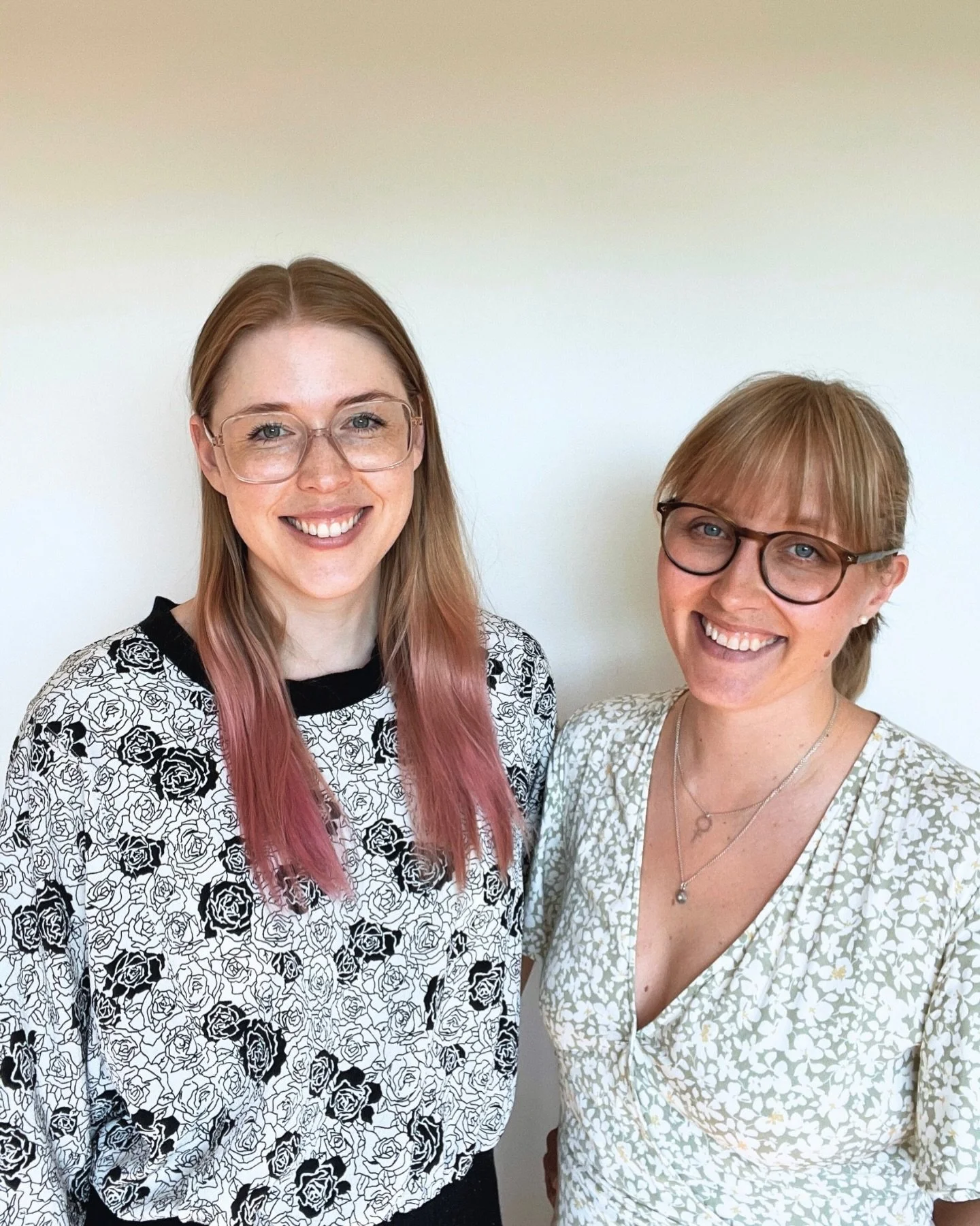 ✨ Vi &auml;r Psykologdoulorna ✨
-Doulast&ouml;d med psykologisk expertis-

Ni har s&auml;kert sett den ena av oss dyka upp p&aring; den andras konto och tv&auml;rtom. Vi k&auml;nner d&auml;rf&ouml;r att det &auml;r p&aring; tiden med en gemensam pres