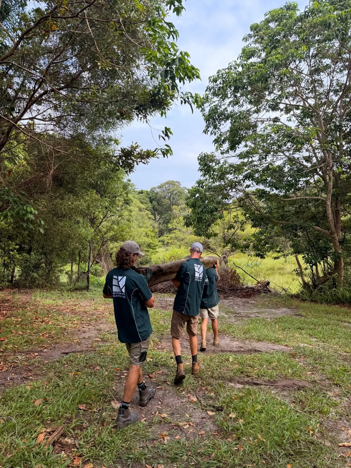 Teamwork in action. 💪🌿
Big jobs are always better when you&rsquo;re not doing them alone