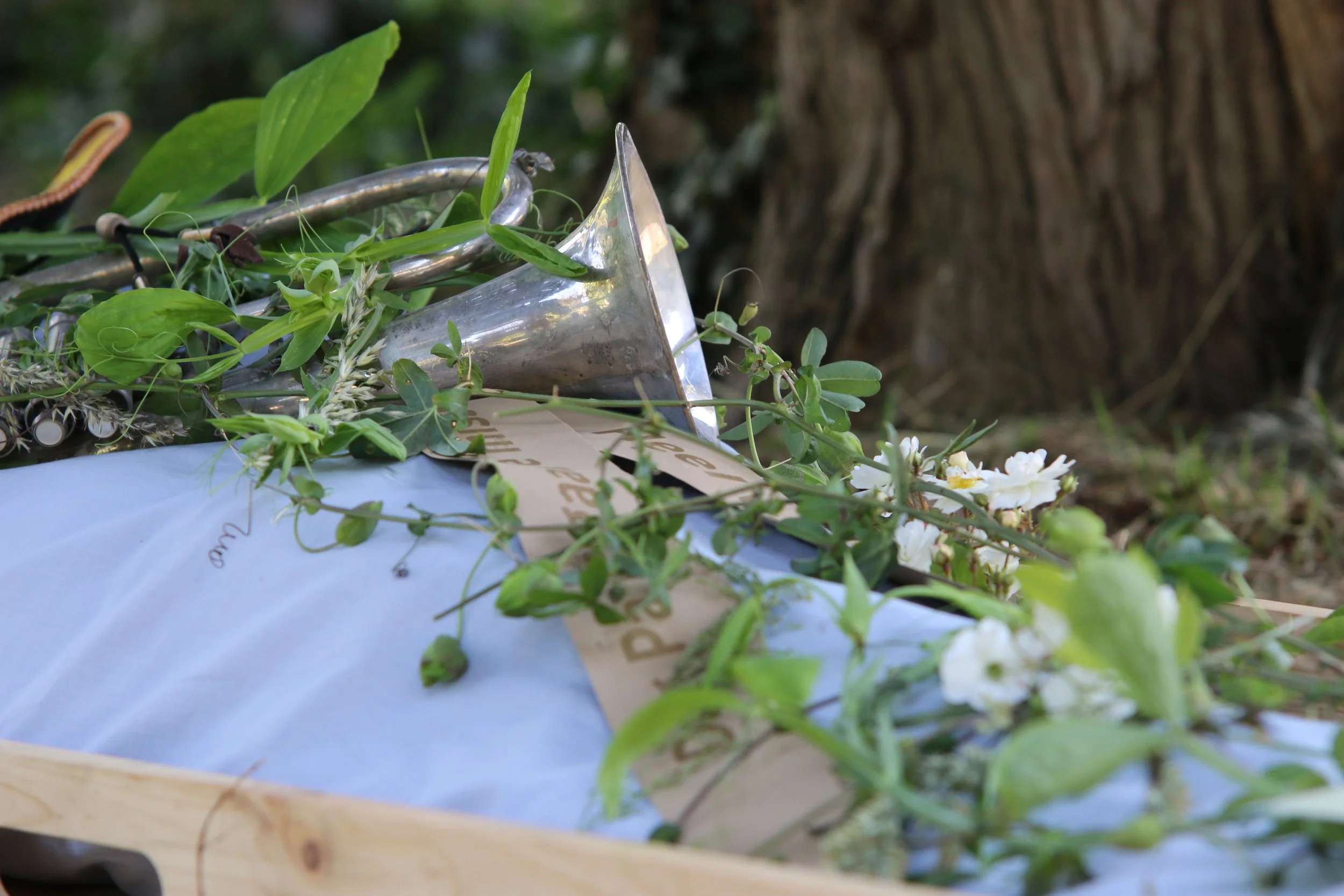 Herden bloemen en bladeren op een houten grafkist