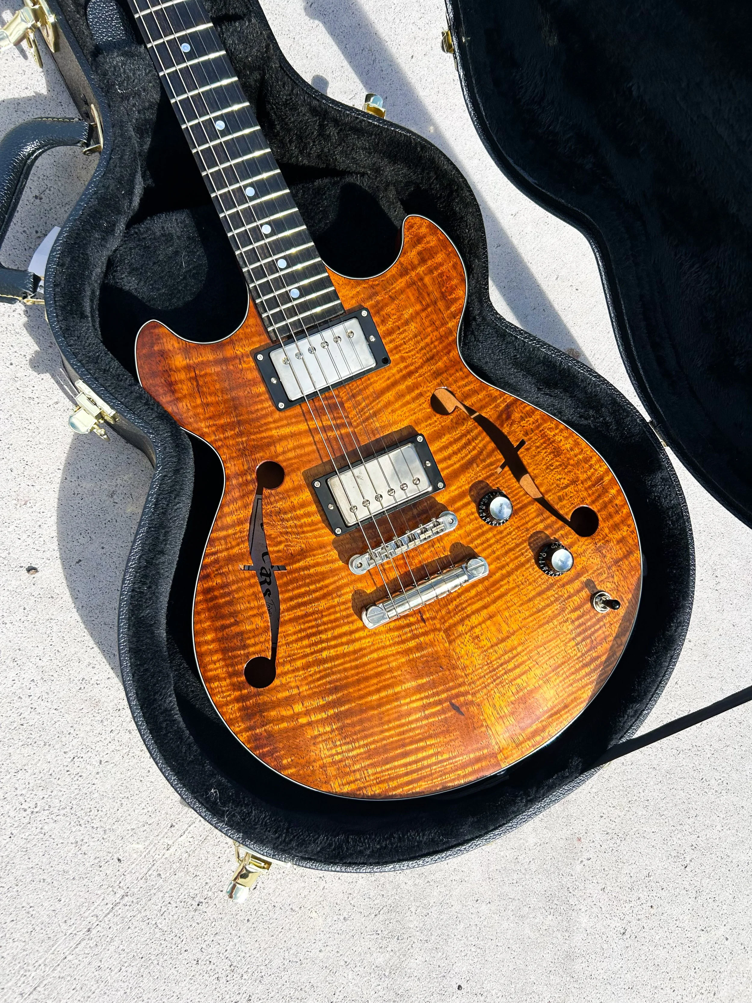 boutique semi-hollow electric