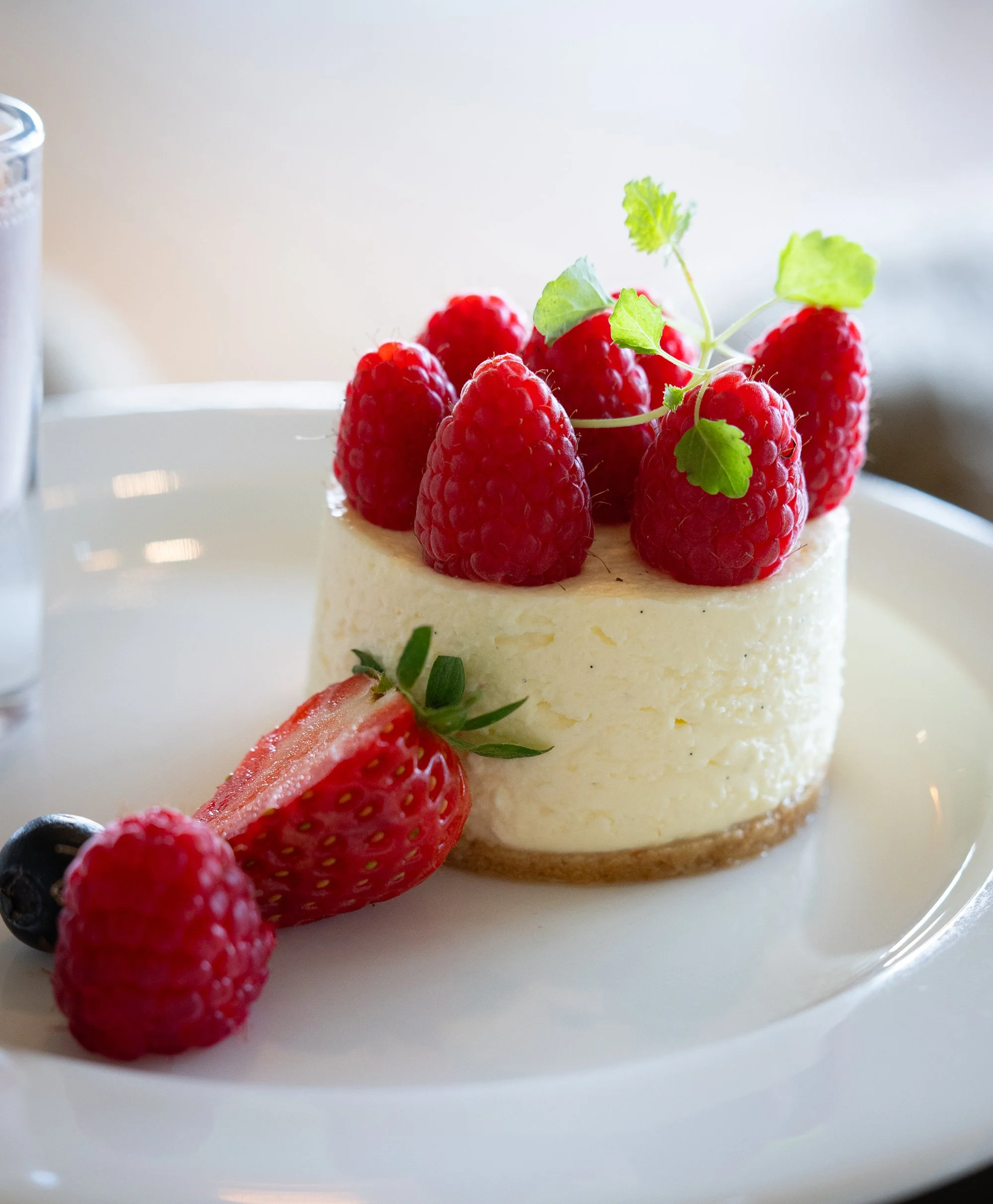 strawberry cheesecake wedding pudding