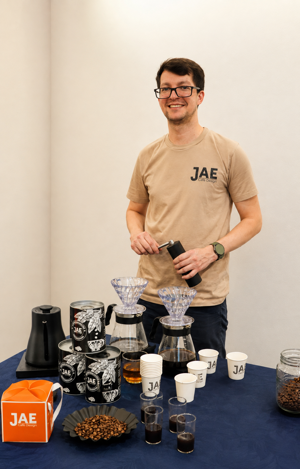 El café tiene que encontrar personas.