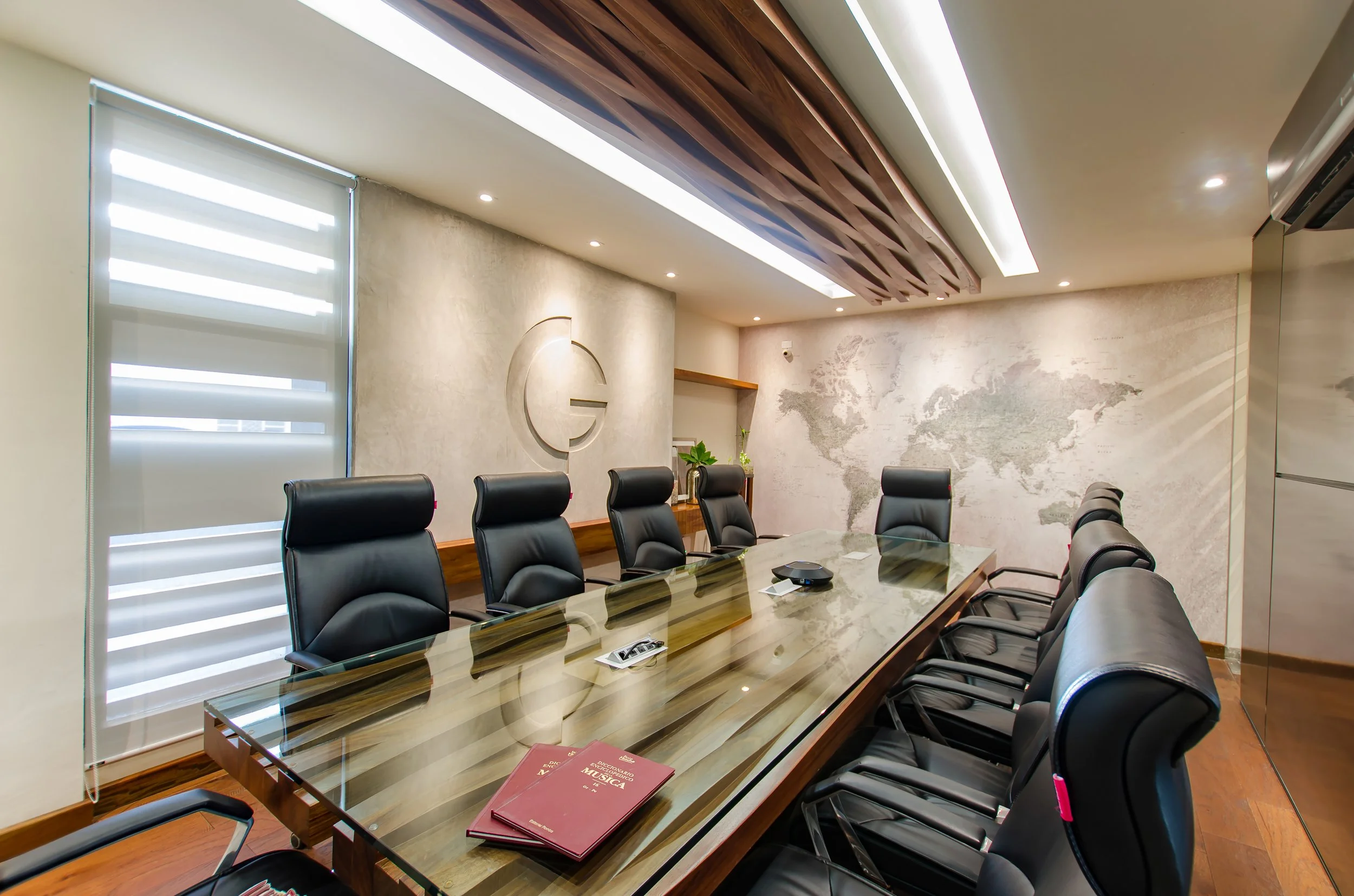 4. OFICINAS ORDAZ SALA JUNTAS PRINCIPAL.jpg