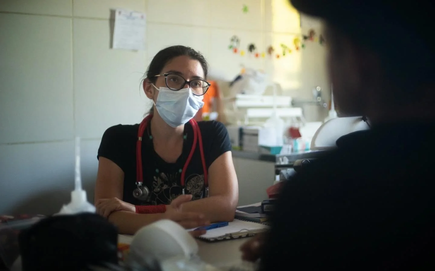 🌍Com o Brasil sediando a COP30, o British Medical Journal publicou uma entrevista com a Dra. &Eacute;rika Pellegrino, m&eacute;dica da SAMA, parceira da Health In Harmony, sobre o trabalho realizado com as comunidades da floresta tropical brasileira