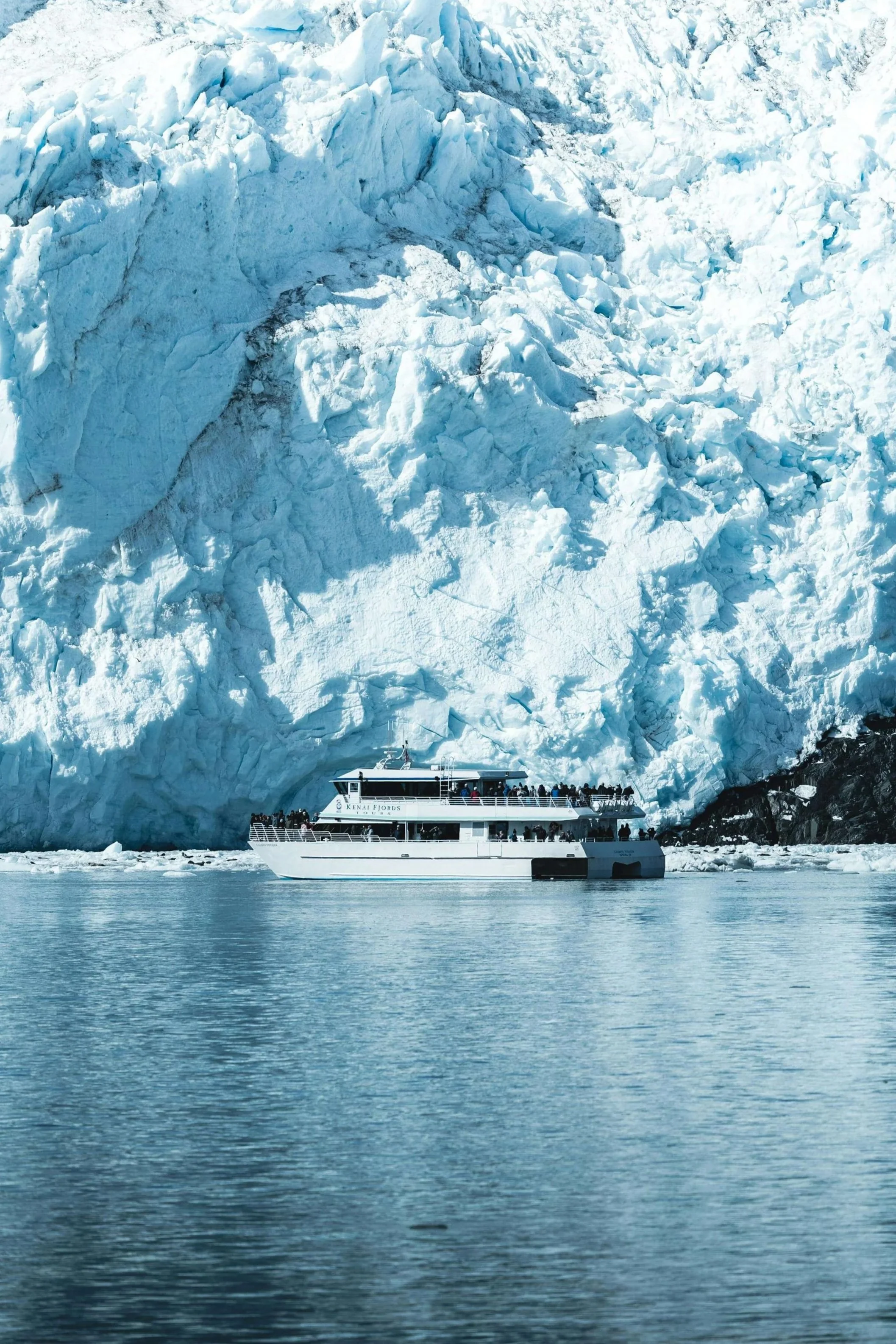 Image of an expedition cruise with a huge glacier in the background