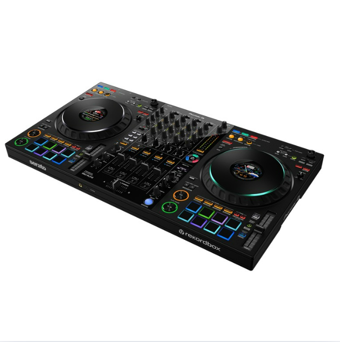 Un rack de DJ numérique avec deux platines, une table de mixage, et divers boutons et contrôleurs lumineux.
