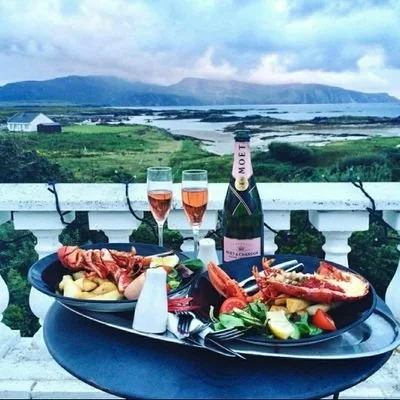 Dawros Bay House & Seafood Bar is a peaceful coastal spot overlooking the beautiful waters of Dawros Bay in southwest Donegal, known for its warm hospitality and exceptional food.  Their menu celebrates the freshest local seafood, quality steaks and 