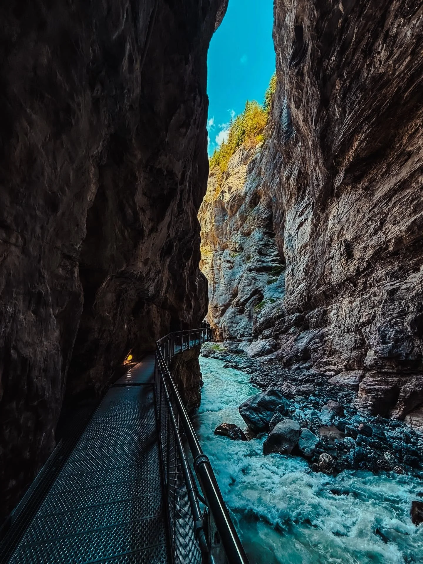 📍Glacier Canyon, Switzerland

Glacier Canyon in Grindelwald is a natural canyon carved by the lower Grindelwald glacier, featuring dramatic 300-meter high rock faces, rock galleries, tunnels, and a thrilling spider-web net suspended above the roarin