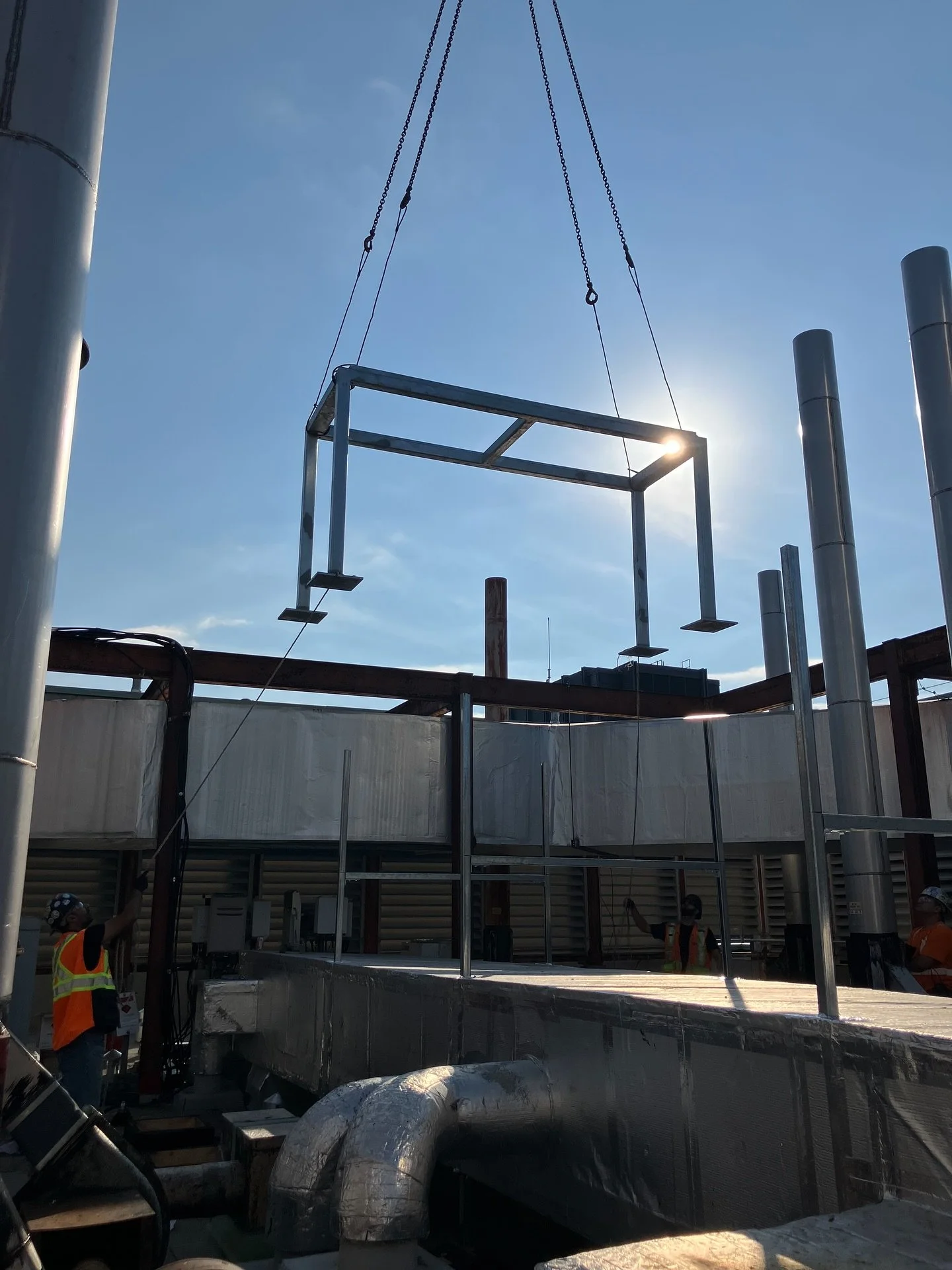 And we have touchdown! 
&bull;
Great way to end off the week with this one. The crew made light work of this RTU support frame installation at the Ramsay Wright Laboratories at U of T. 
&bull;
The Smith crane service team and their 350 tonne crane ma
