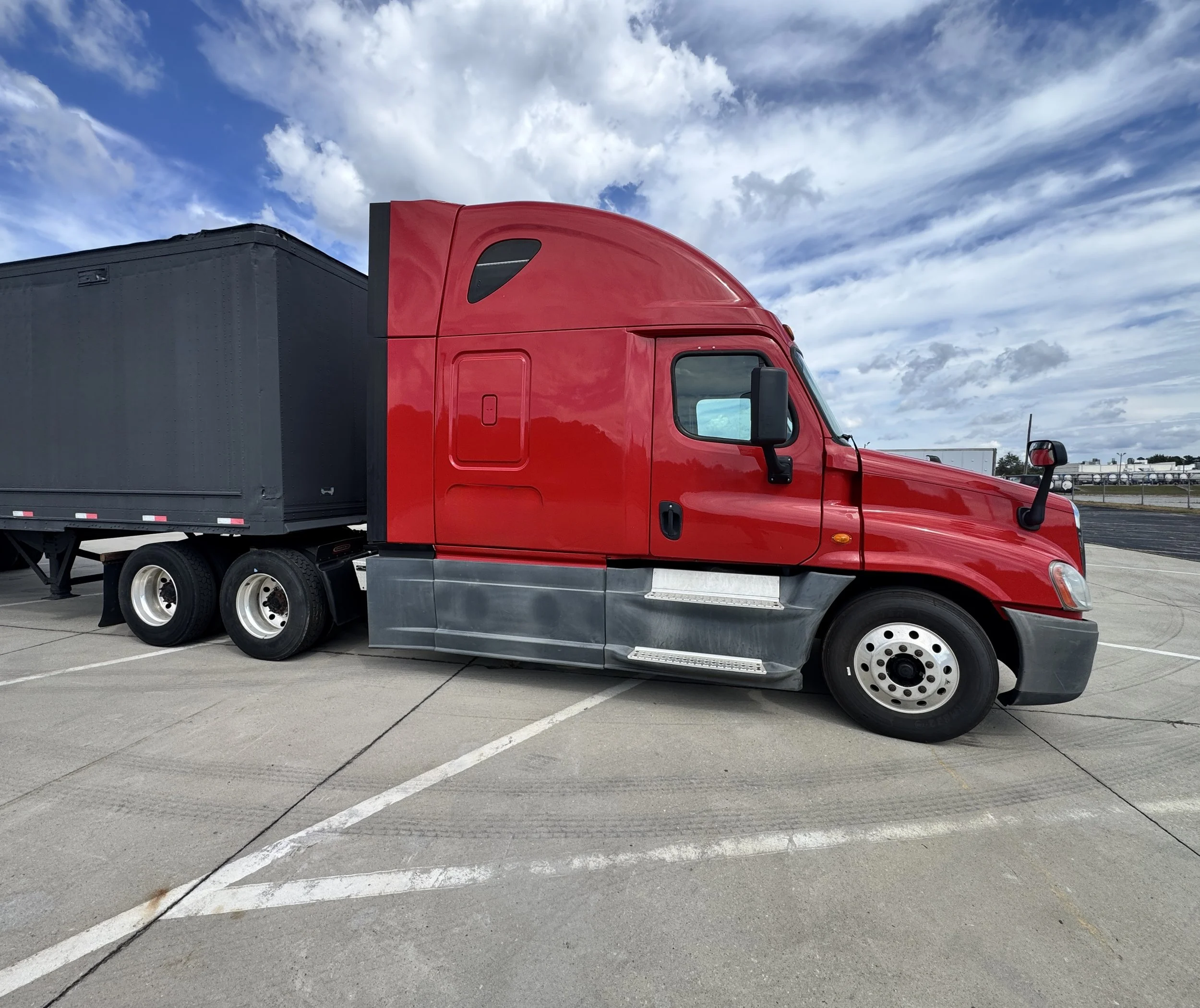 2014 Freightliner Cascadia | Ideal for Local Use Mileage: 1,478,528 miles VIN: 1FUJGLDV6ELFW0629 Manual Transmission