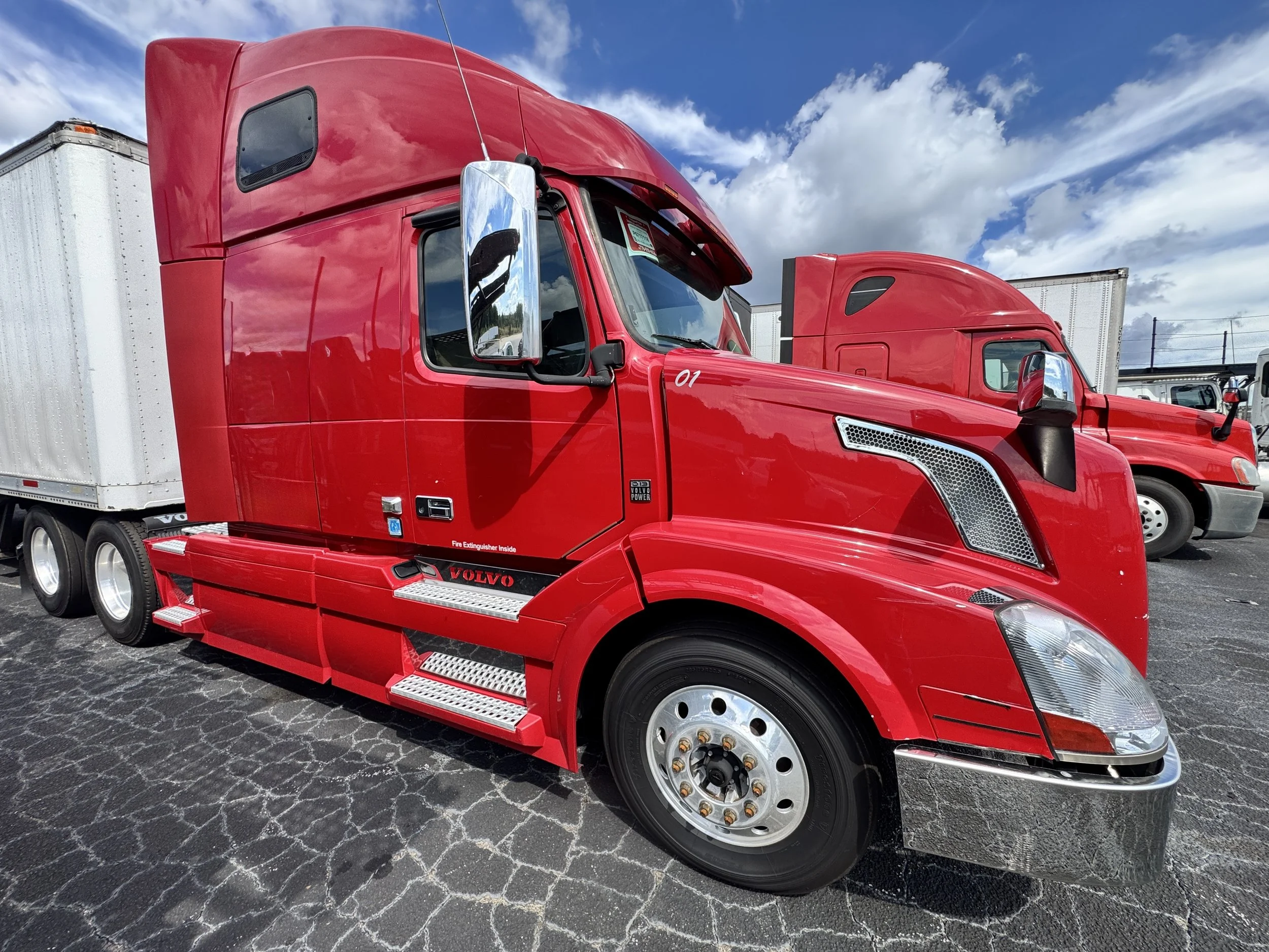 2014 Volvo VNL – Sleeper Semi Tractor VIN: 4VFNC9EHXEN157338 Mileage: 1,024,095 AUTOMATIC