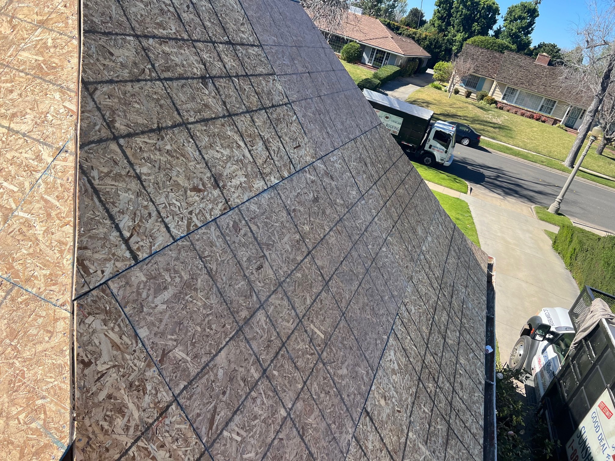 an image of a roof with no tiles 