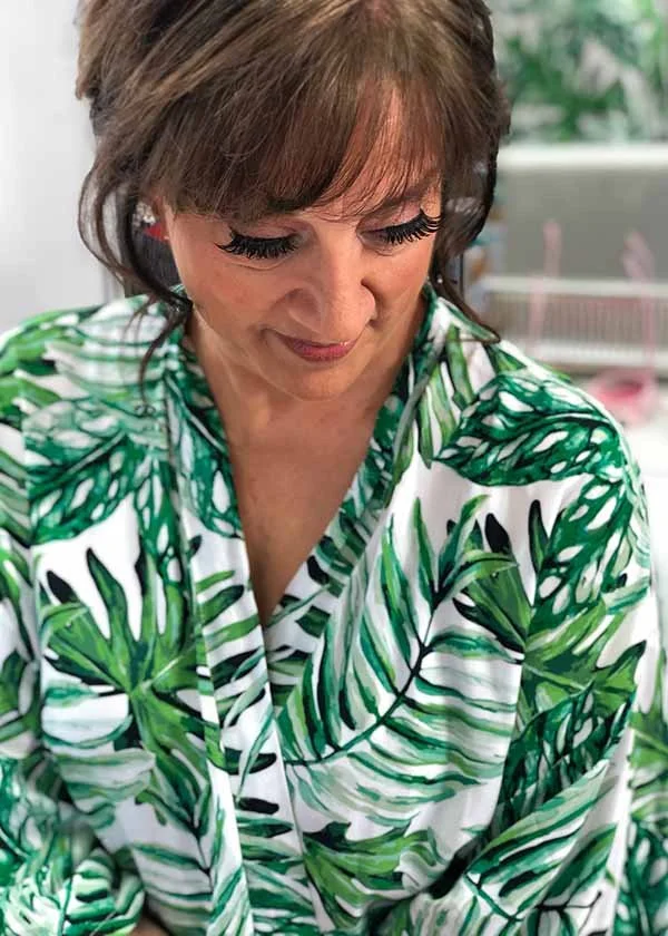 Mother of the bride makeup before the wedding day