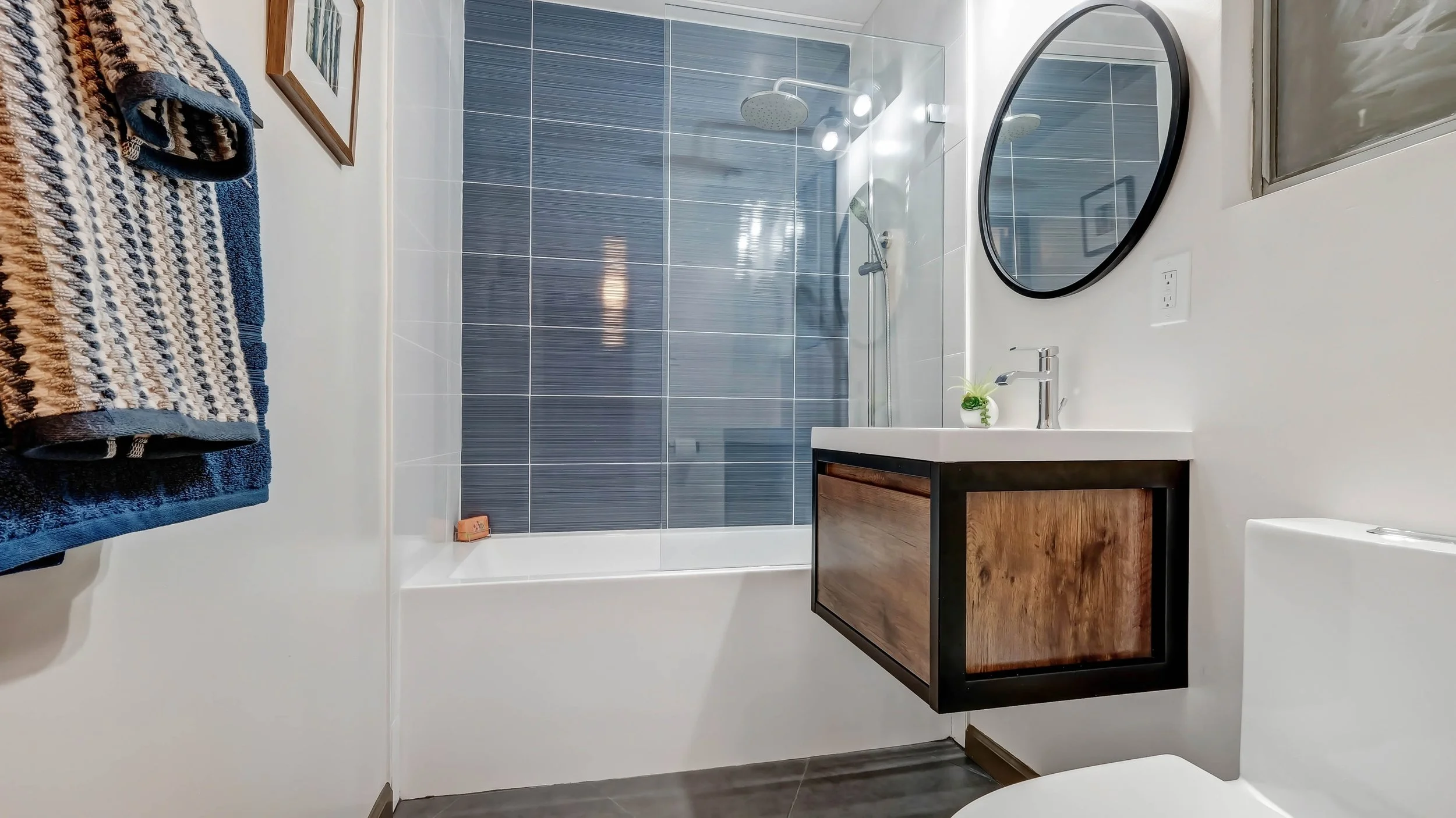 mid century modern home bath.jpg