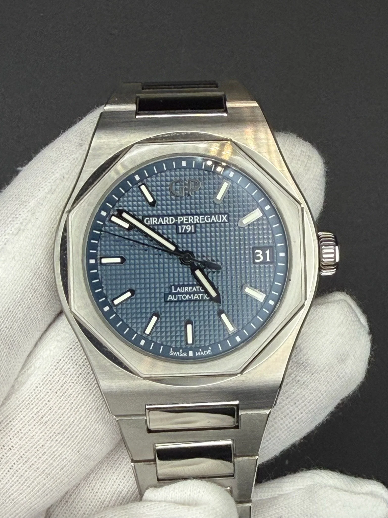 Girard-Perregaux Laureato