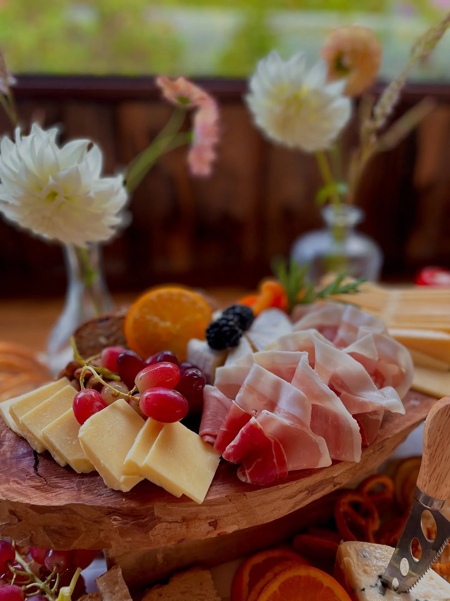Oh those prosciutto ribbons 👌🏼

Getting creative with presentation is possibly the most fun part of putting together a grazing table 🫶🏼