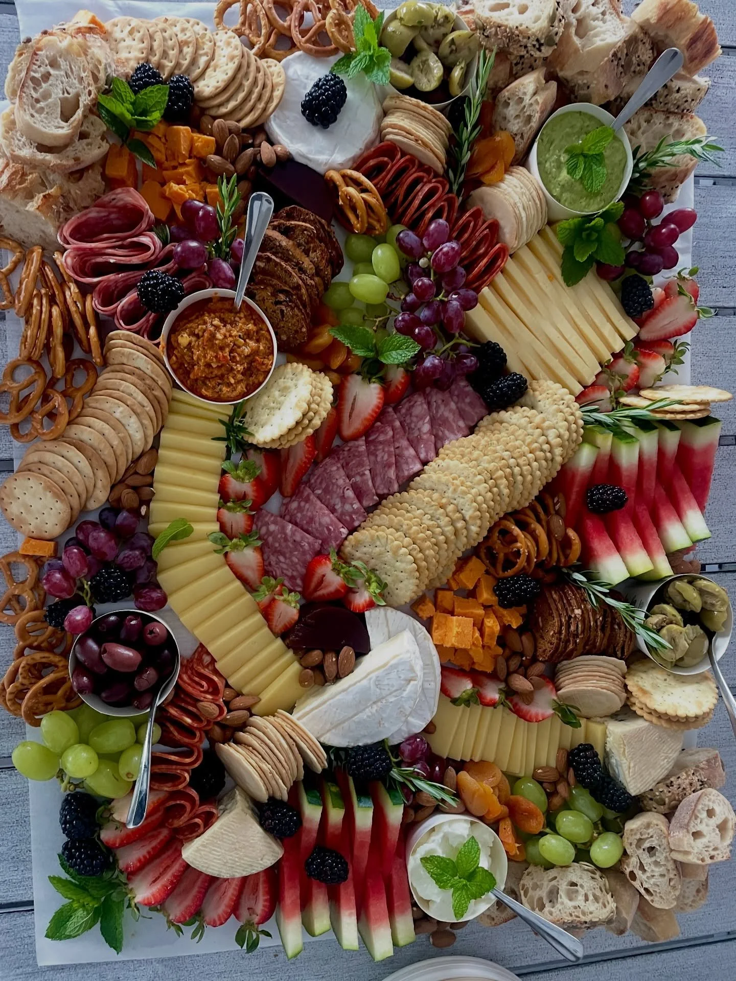 A little Hen&rsquo;s Night spread from a few weeks ago 🫶🏼

#grazingtable #cheeseboard #southcoastwedding #weddingcaterers #grazingboard