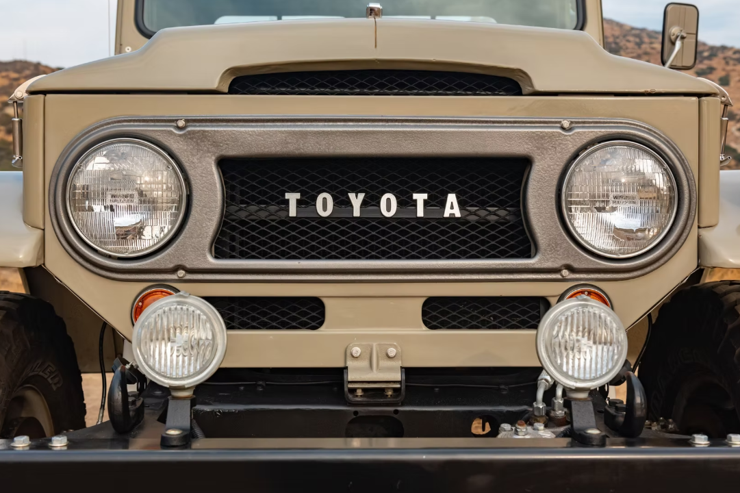 TOYOTA LAND CRUSIER LOGO WITH KEYS -2.png