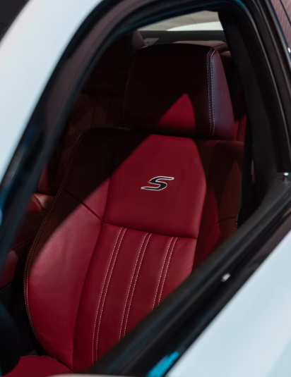 DARK RED SEAT CAR PEAK.png