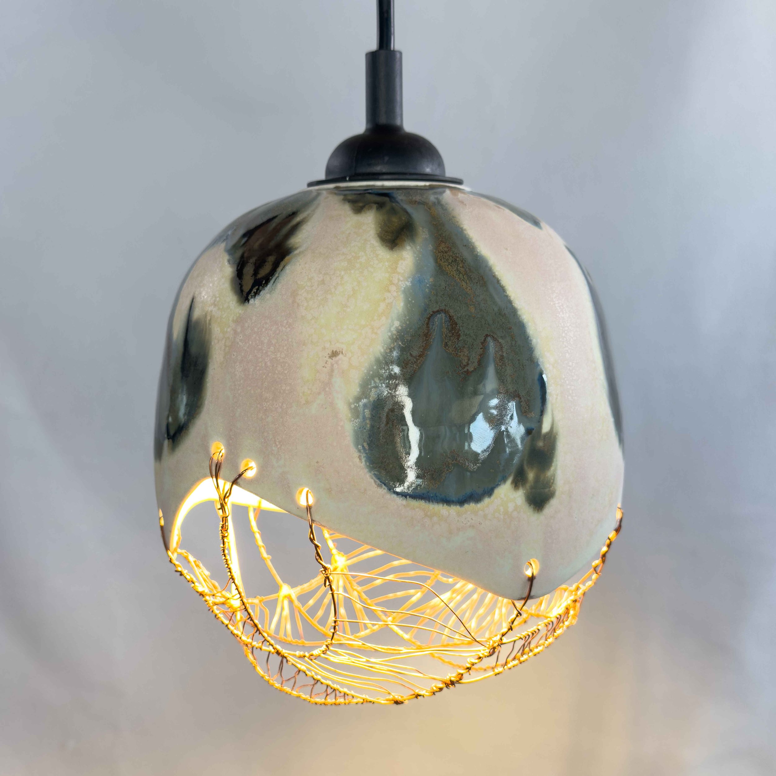 Wireweave ceramic pendant lamp shade – small in Peacock glaze design