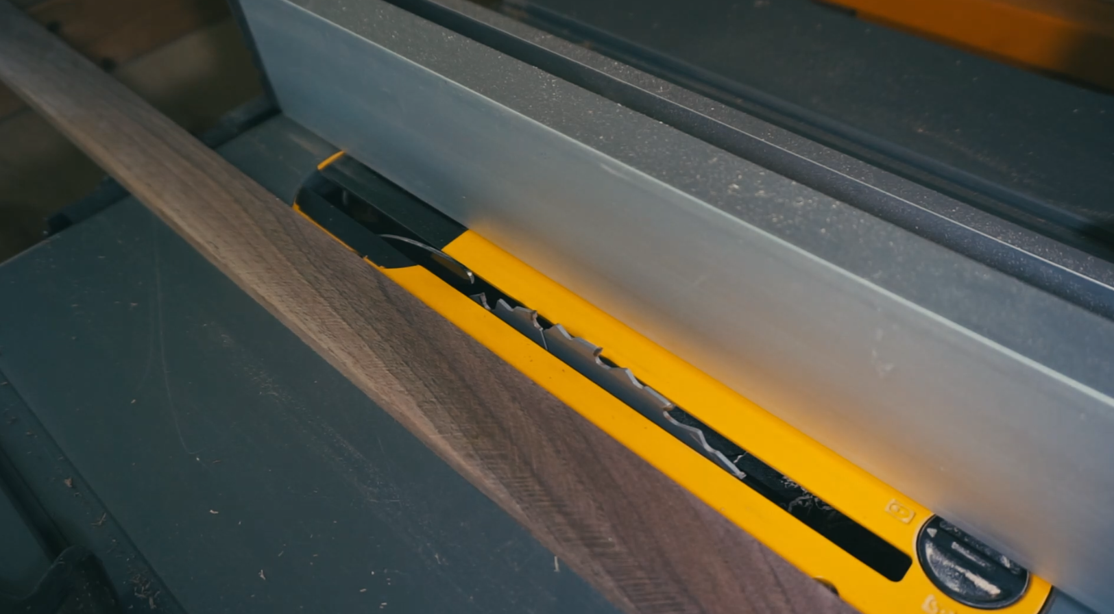 table saw fence set to 20mm cutting frame strip