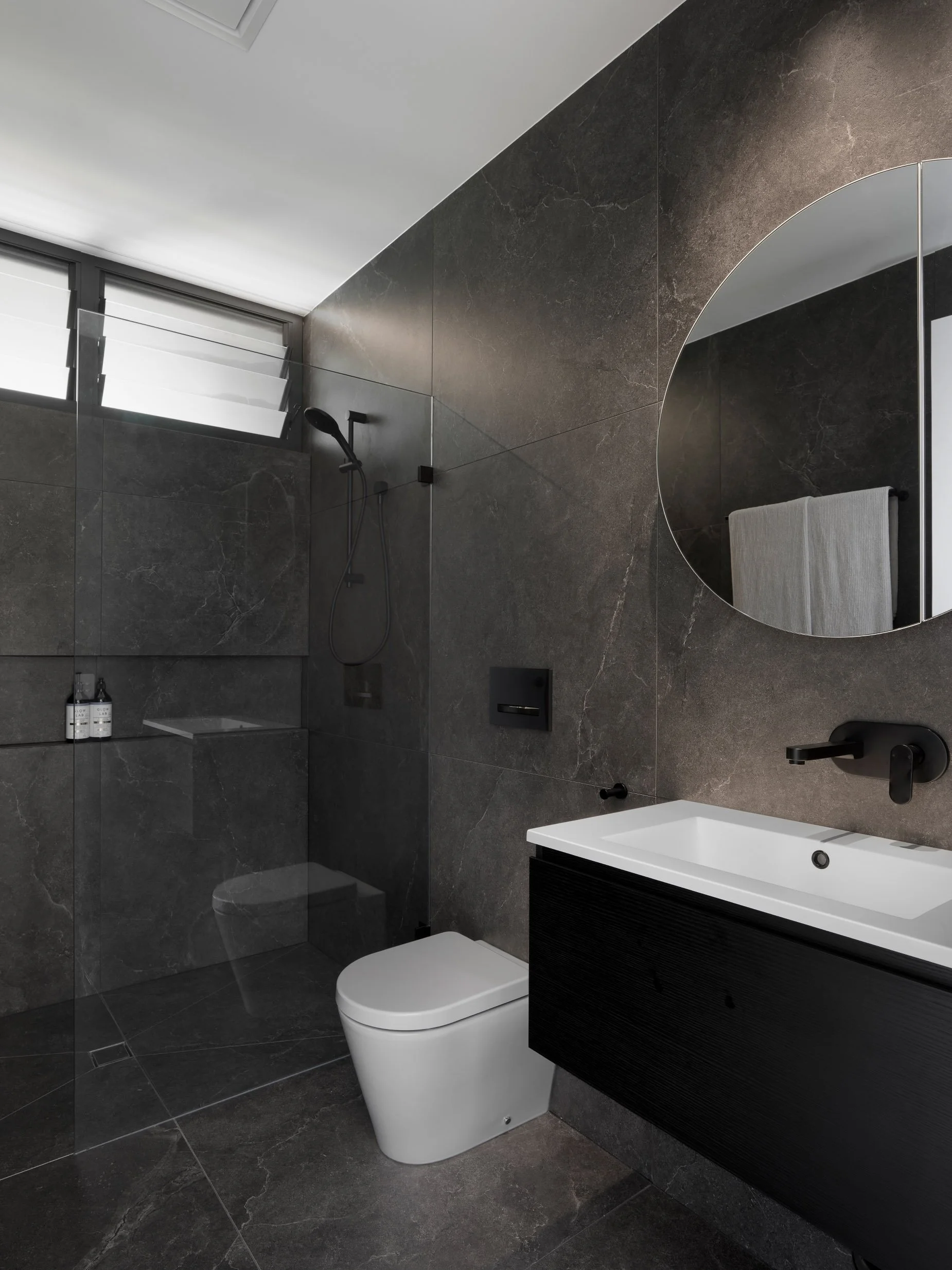 dark bathroom, black tiles