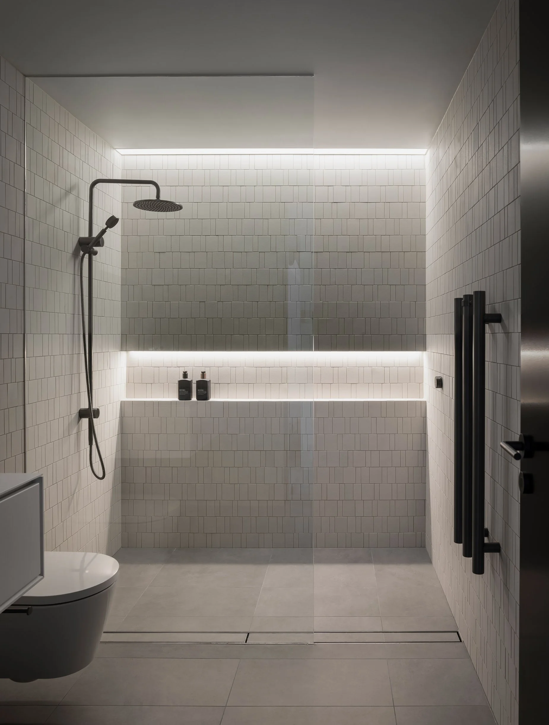 Architectural high end bathroom, tovo lighting central coast builder, hand hand tiles