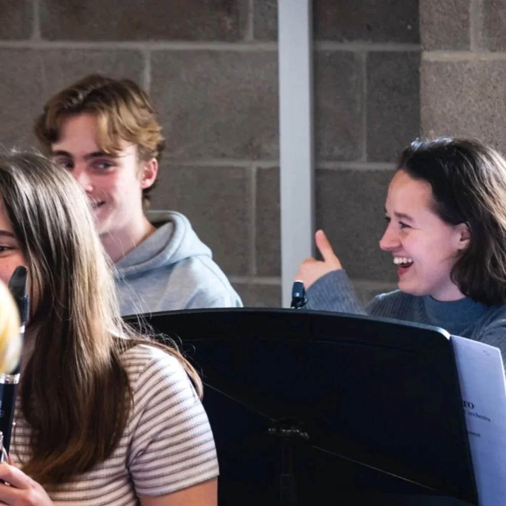 A WEYO player gives a thumbs up
